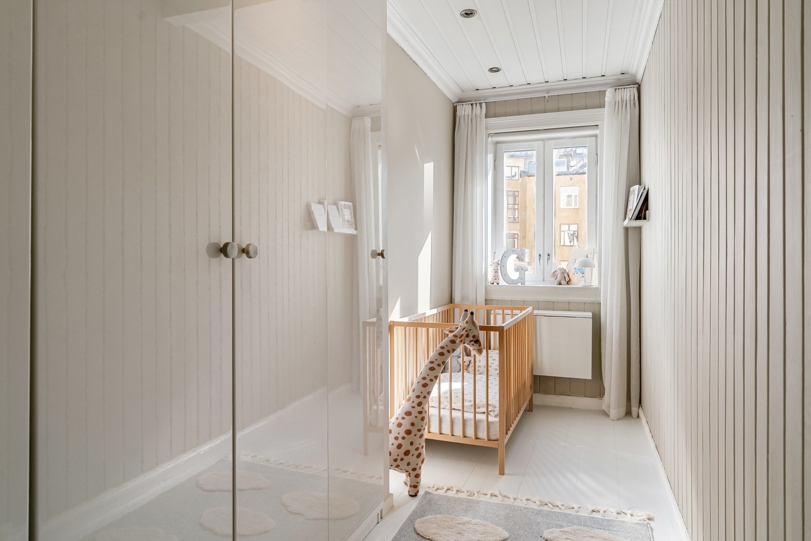 Soverom nr. 2 passer utmerket som et barnerom/gjesterom/kontor og vender ut mot fredfull bakgård - Lagringsplass i garderoberekke. Galleribilde