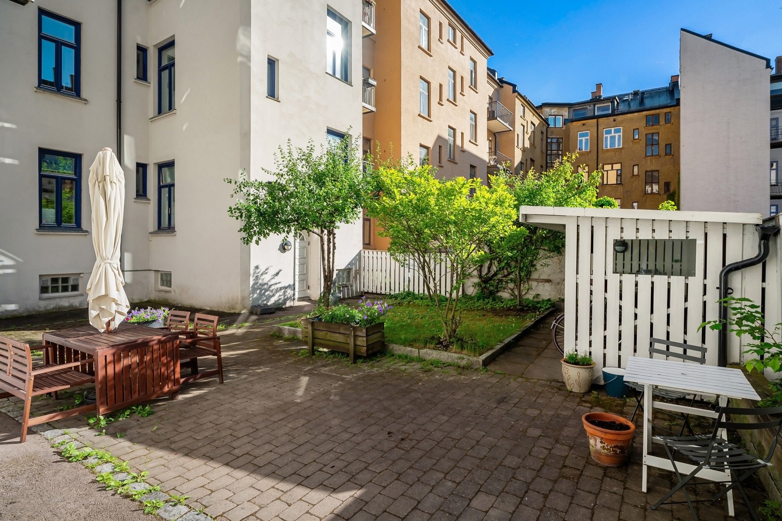 Idyllisk og fredfull bakgård med sittegruppe og liten gressplen - Gode solforhold. Galleribilde