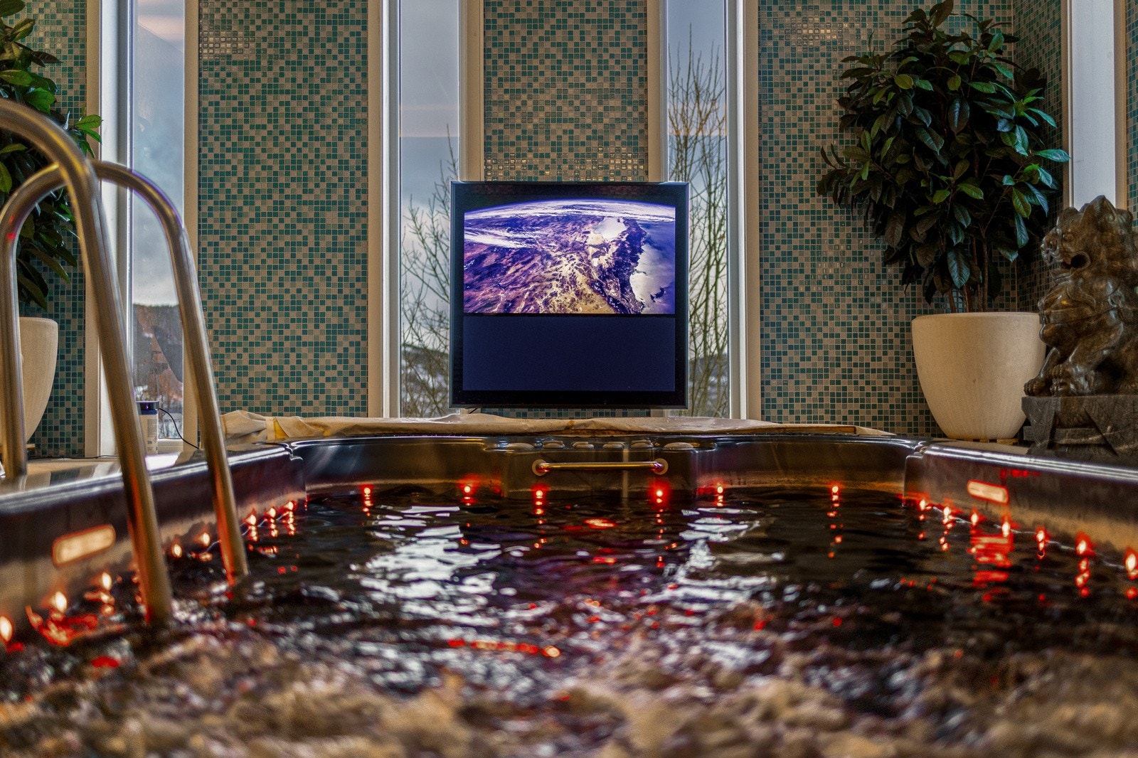 I tilknytning til bassenget har man et romslig baderom i etasjen under med dusj og sauna. Galleribilde