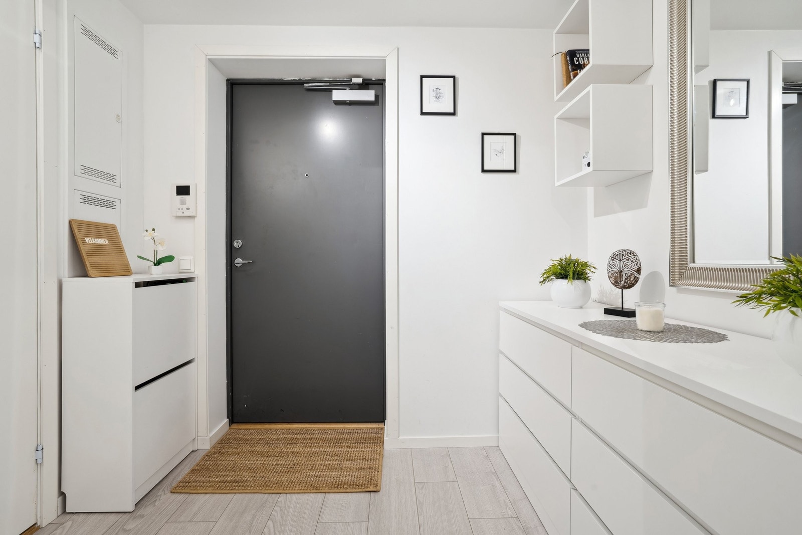 Velkommen. Her trer du inn i en innbydende entré med god plass til oppbevaringsmøbel for yttertøy og sko. Galleribilde