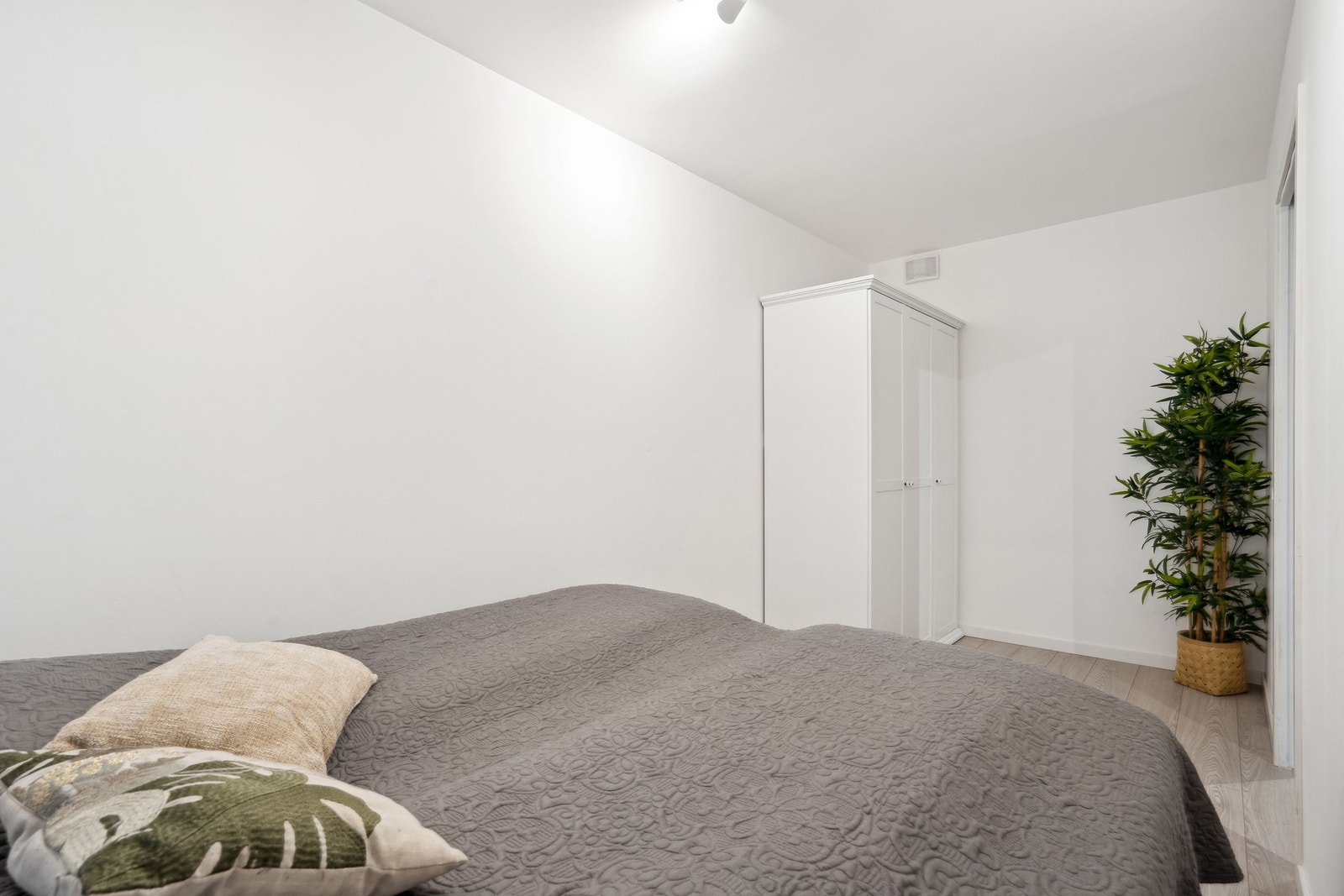 Soverommet holder en god størrelse og det er godt med plass til å innrede med ønsket møblement. Galleribilde