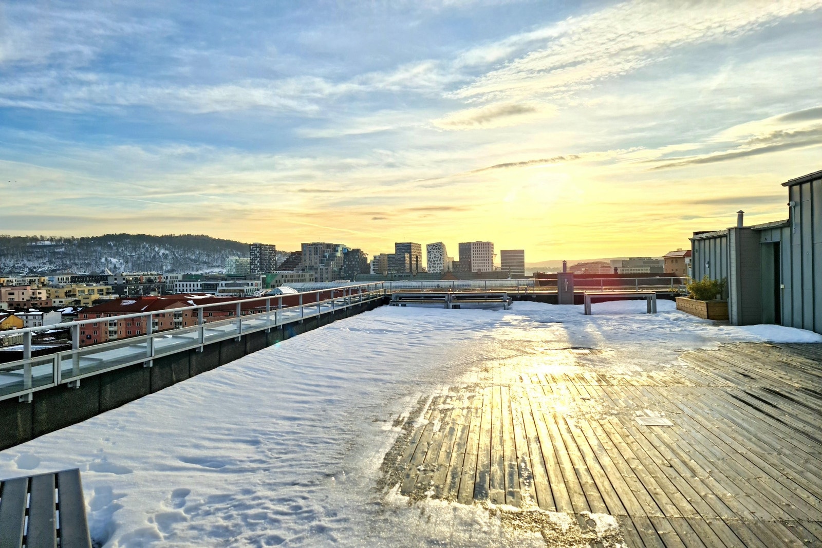 Felles takterrasse med gode solforhold og flott utsikt. Galleribilde