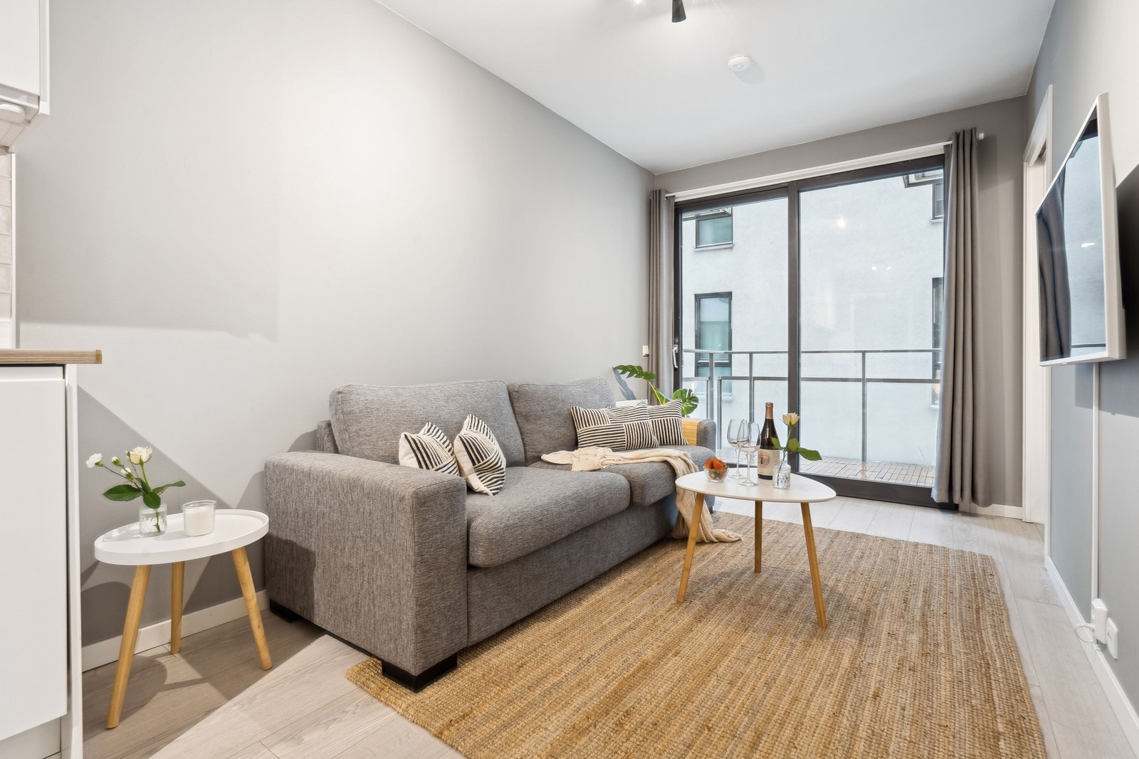 Lys og moderne stue med store vindusflater som slipper inn rikelig med naturlig lys. Galleribilde