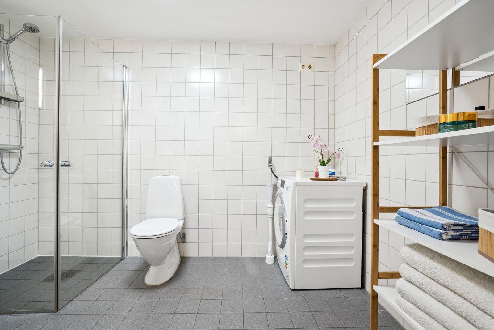 Praktisk og romslig størrelse på badet Galleribilde