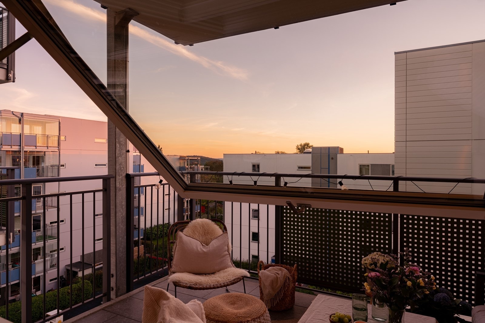 Balkongen blir en fin forlengelse av stuen på fine sommerdager. Galleribilde