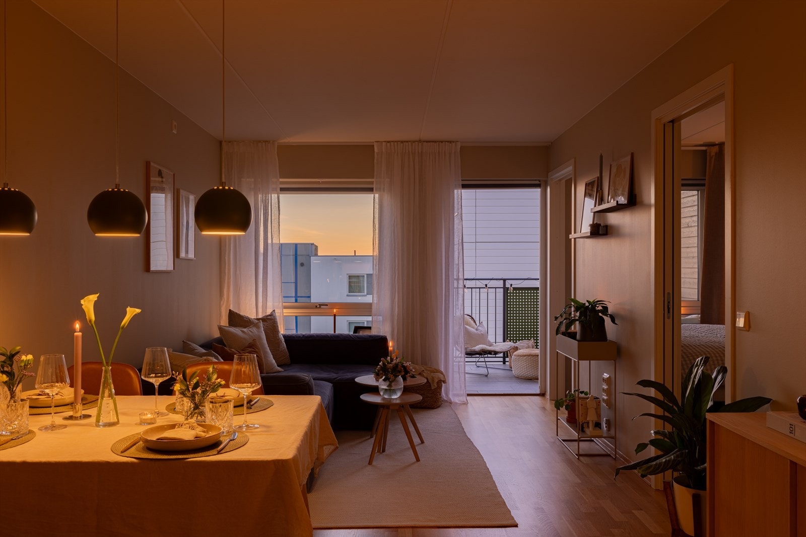 Stuen har en funksjonell planløsning som gir god plass til både en stor sofagruppe og spisebord. Galleribilde