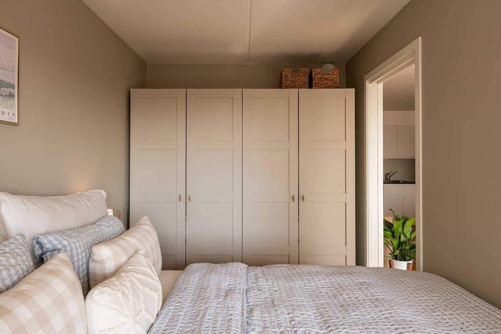 Rommet har gode oppbevaringsmuligheter med stort garderobeskap. Galleribilde