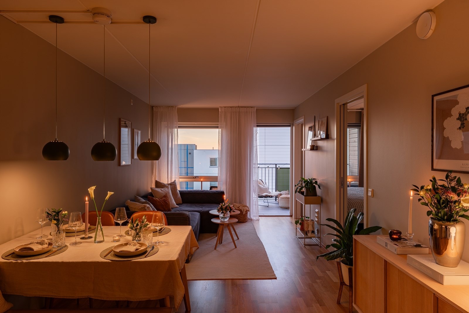 Naturlig sone for plassering av spisebord mellom stue- og kjøkken. Galleribilde