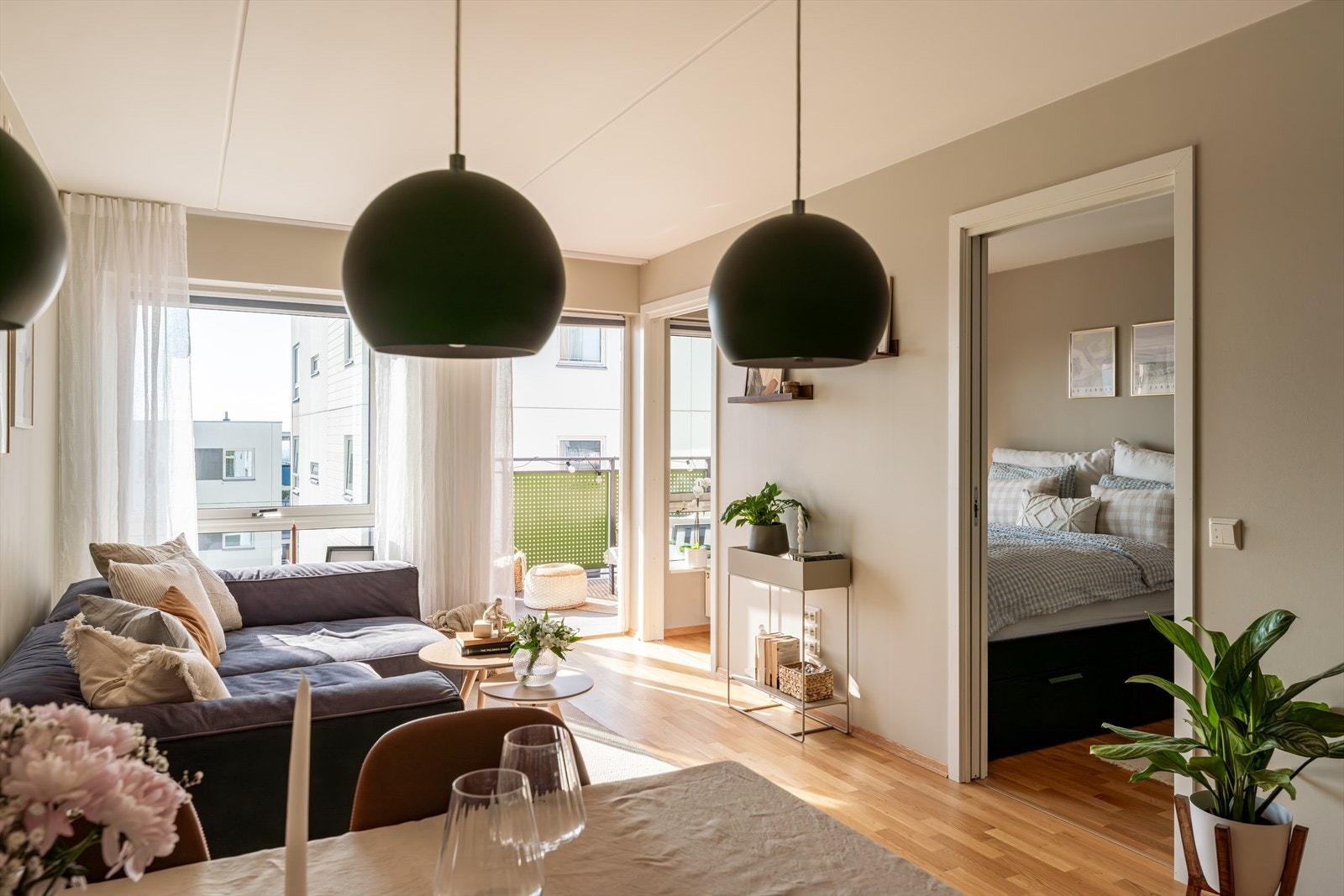 Lys og romslig stue med 3-stavs parkett og vegger malt i en moderne og frisk farge som skaper et pent uttrykk. Galleribilde