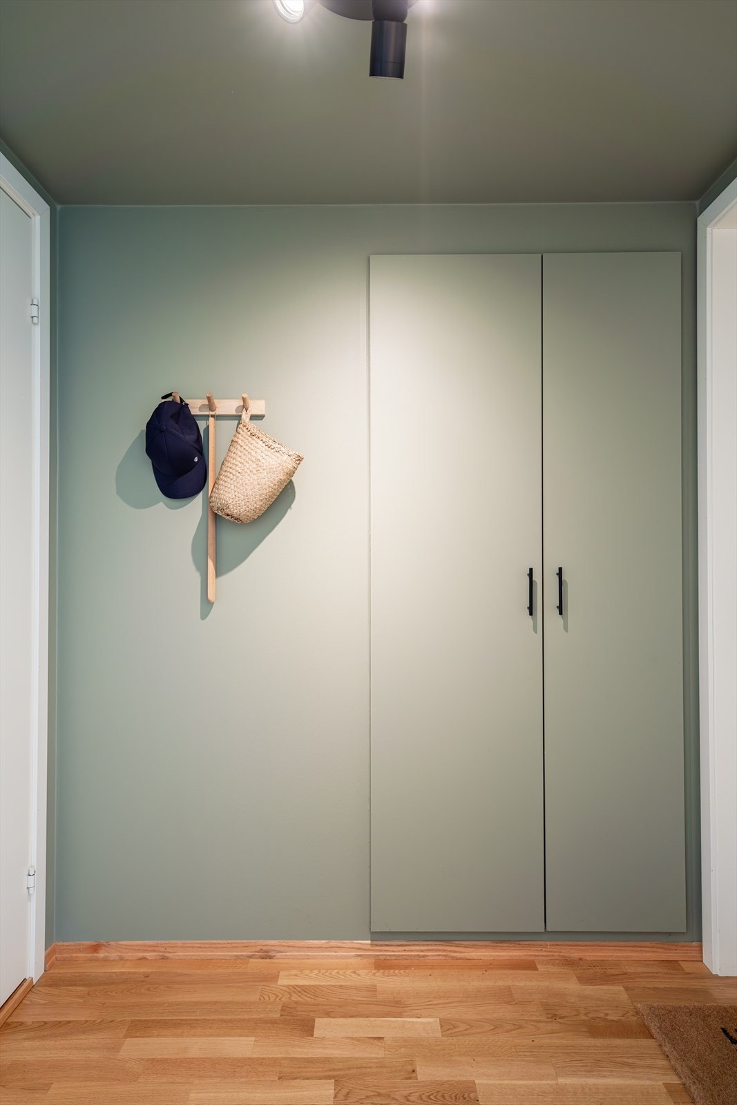 Velkommen inn! En hyggelig entré med god plass til å henge fra seg yttertøy i en smart garderobeløsning. Galleribilde