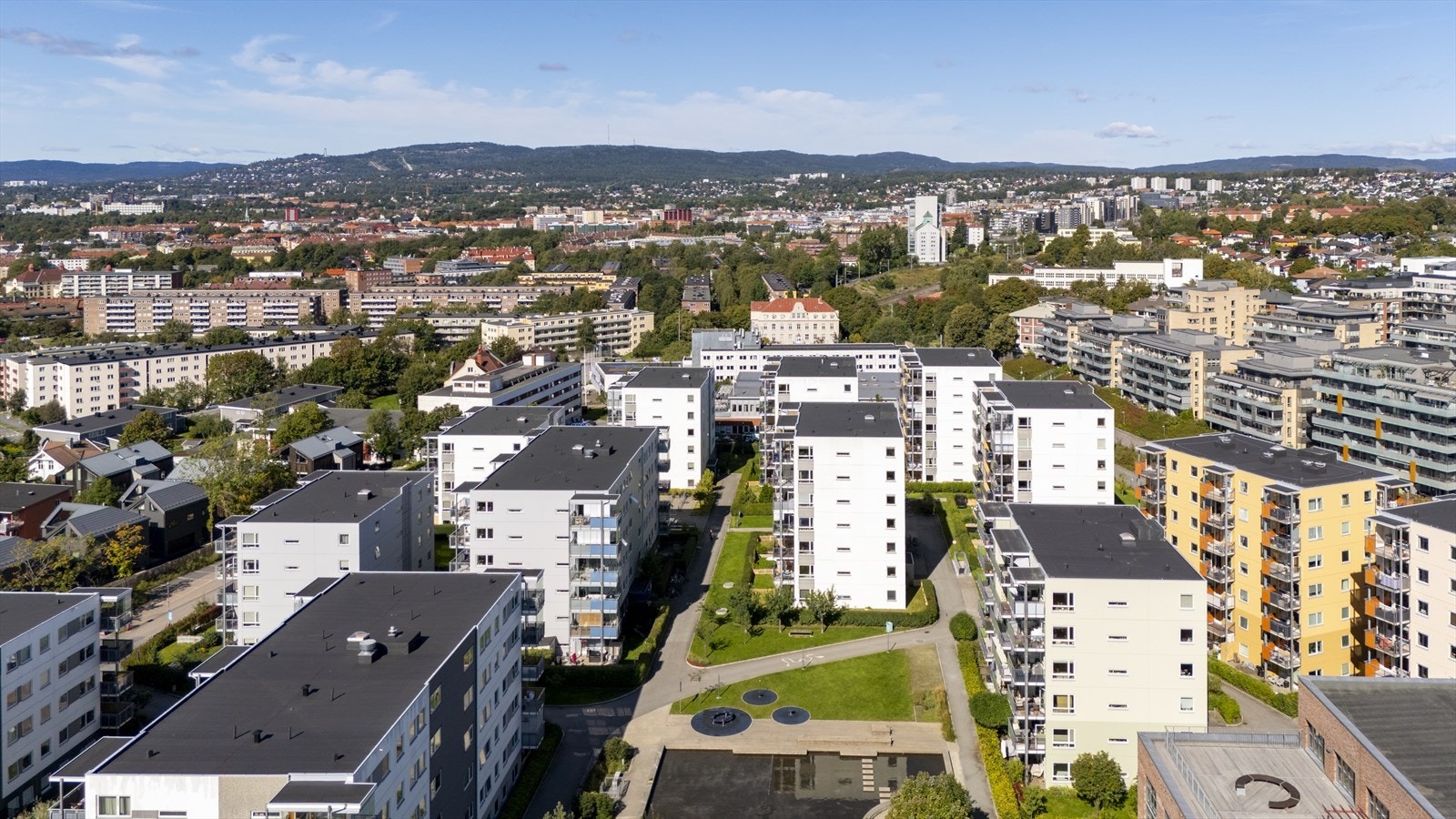 Frydenberg er kjent for sine flotte grøntområder og vannspeil hvor barna bader om sommeren og går på skøyter om vinteren. Galleribilde