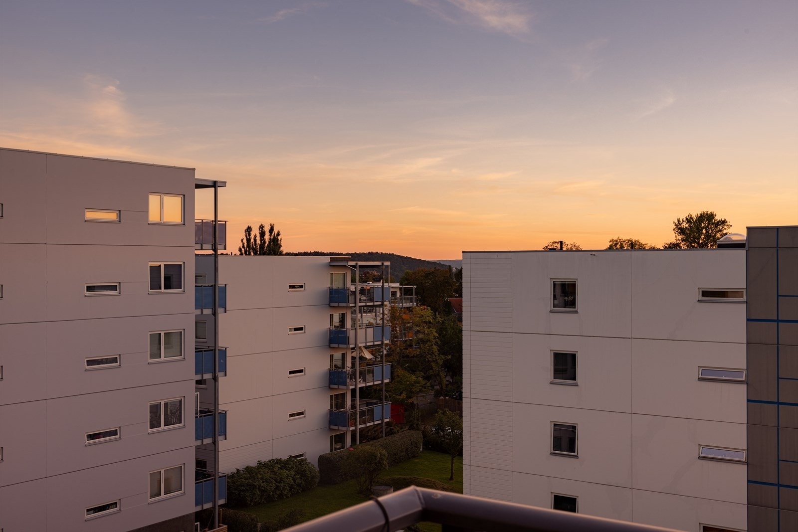 Sydvestvendt balkong med nydelige solnedganger. Galleribilde