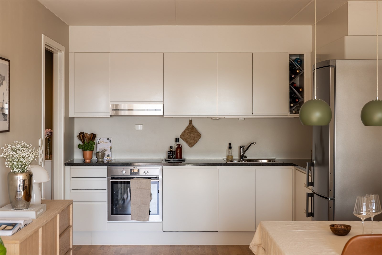 Flott kjøkken med kjøkkeninnredning fra Norema med profilerte fronter og integrerte håndtak. Galleribilde