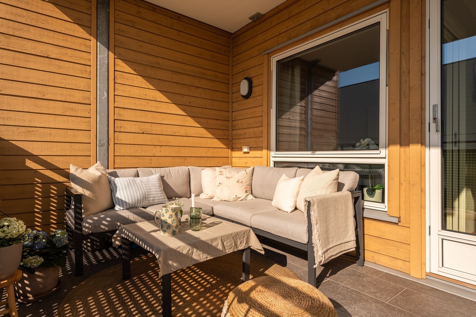 Balkongen er utstyrt med både lys og stikkontakt. Galleribilde