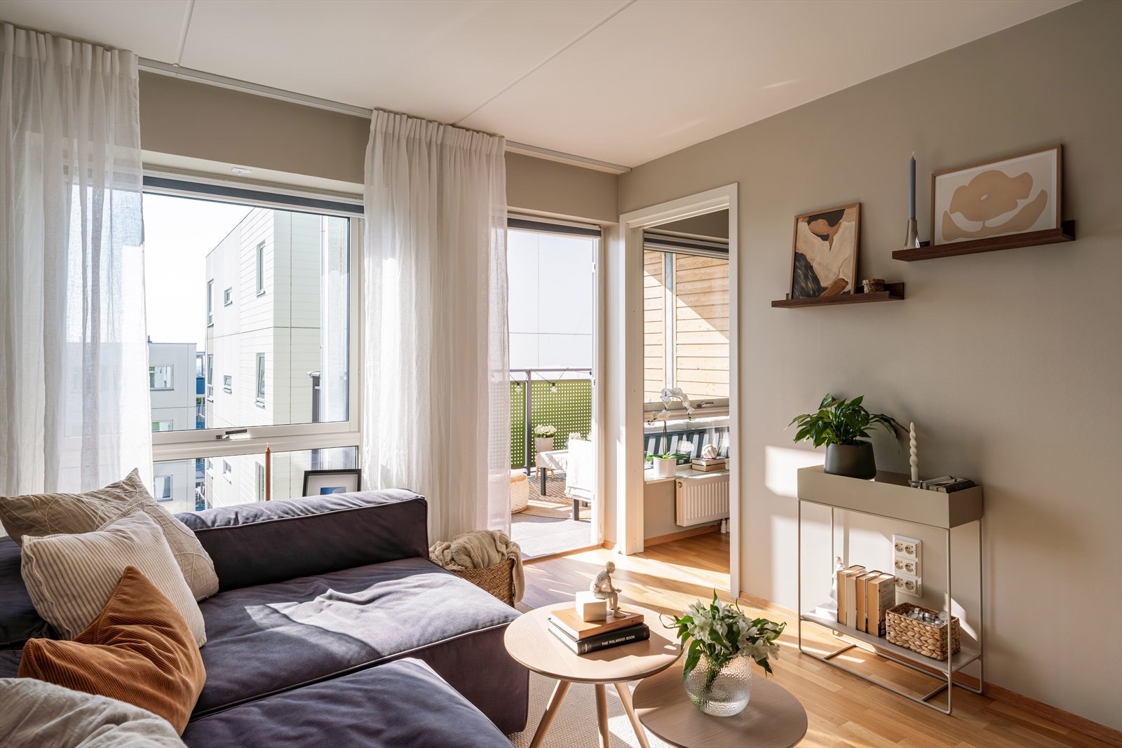 Store vinduer slipper inn rikelig med naturlig lys inn i leiligheten. Galleribilde