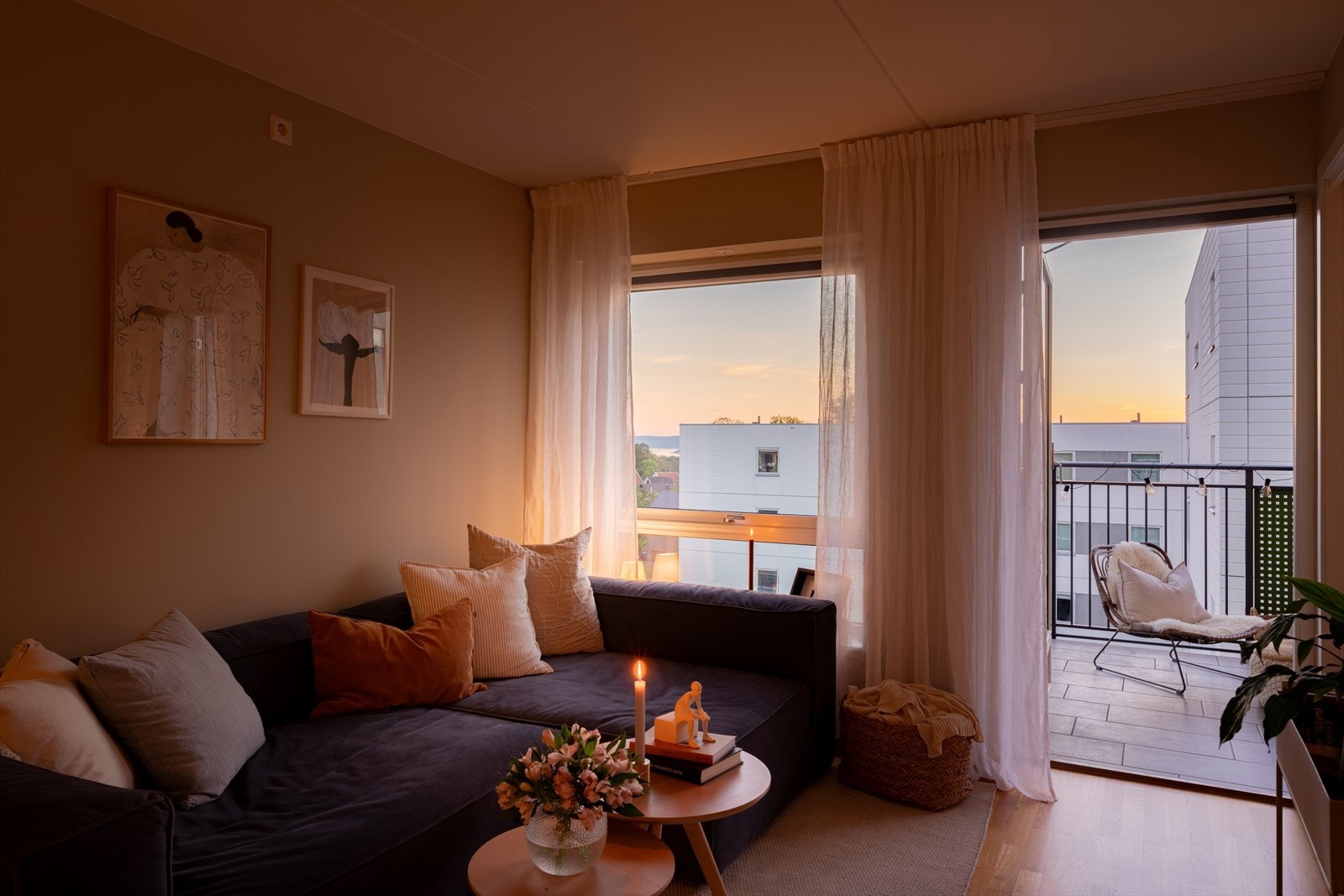 Direkte adkomst til stor balkong via stuen. Galleribilde