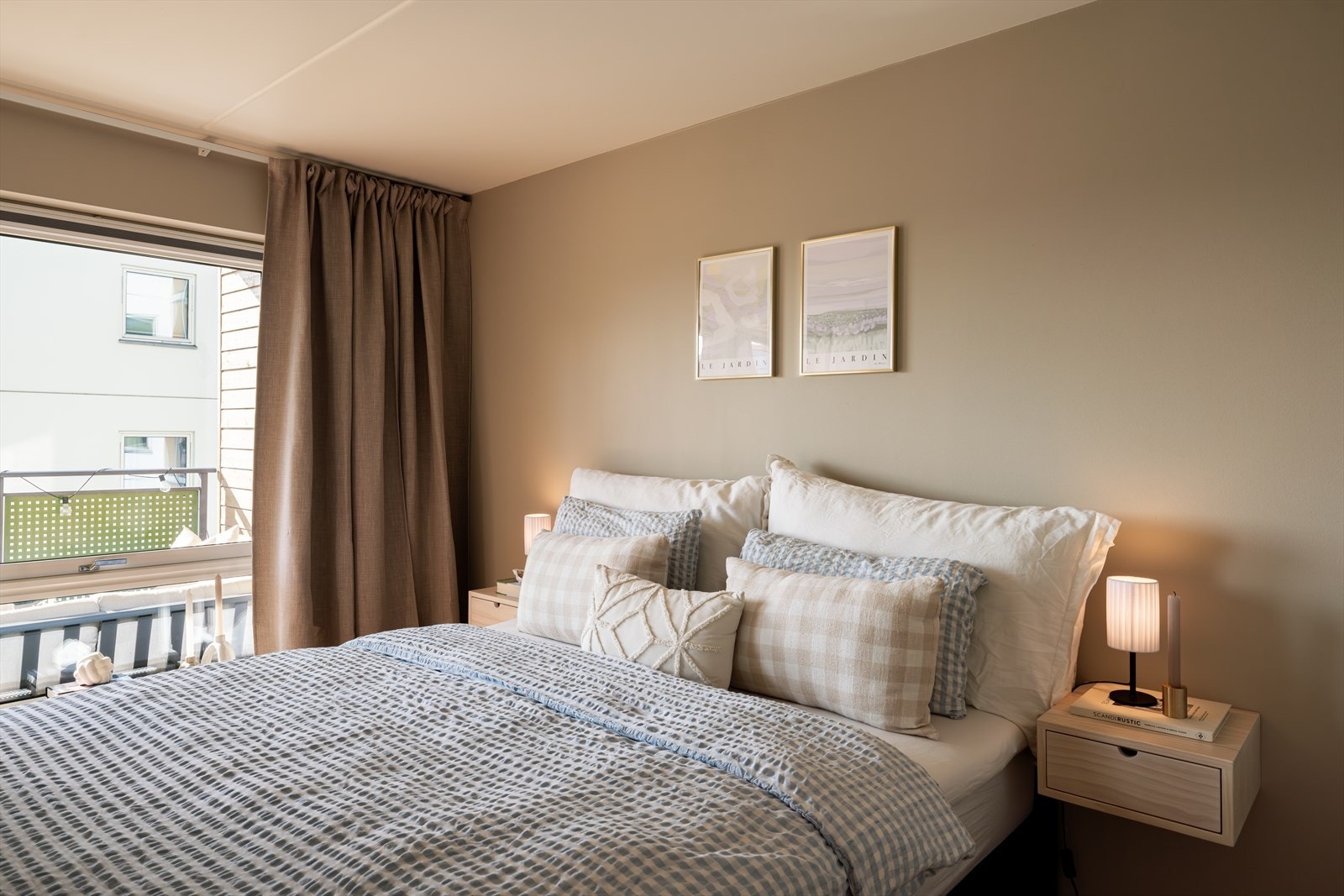 Soverommet er romslig med god plass til nattbord på hver side. Galleribilde