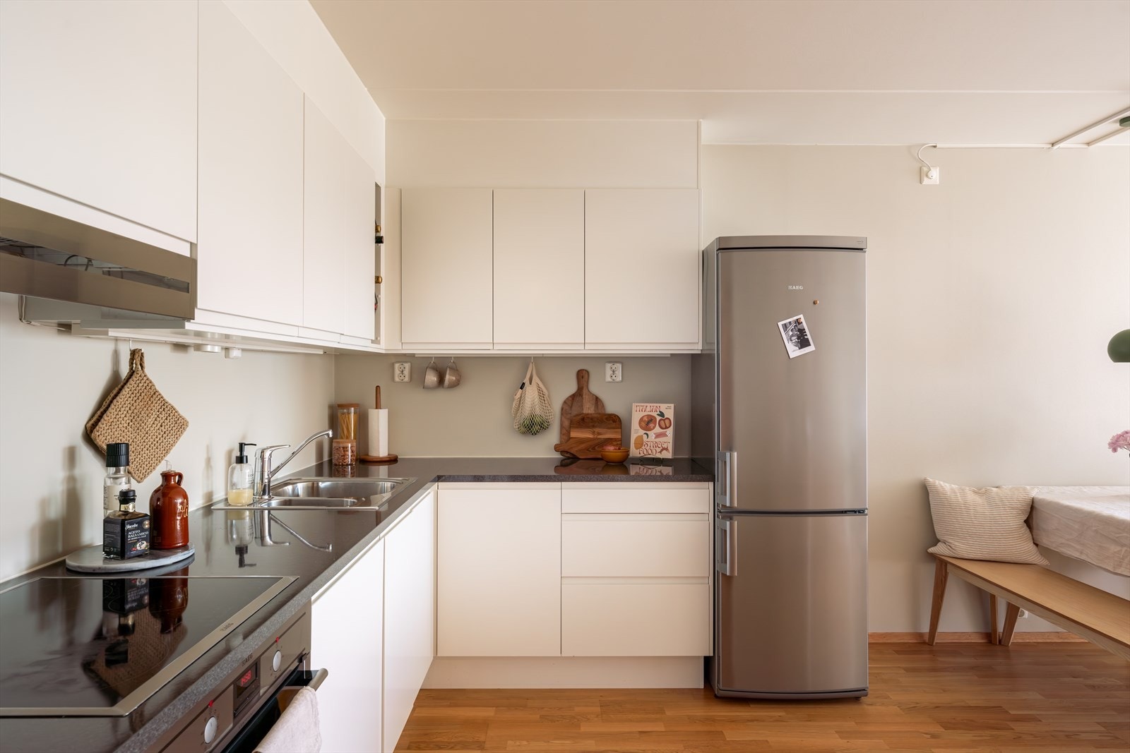 Kjøkkenet er utstyrt med laminat benkeplate med oppvaskkum og ett greps svingbart blandebatteri. Induksjon koketopp med innebygget stekeovn. Samt integrert oppvaskmaskin. Galleribilde