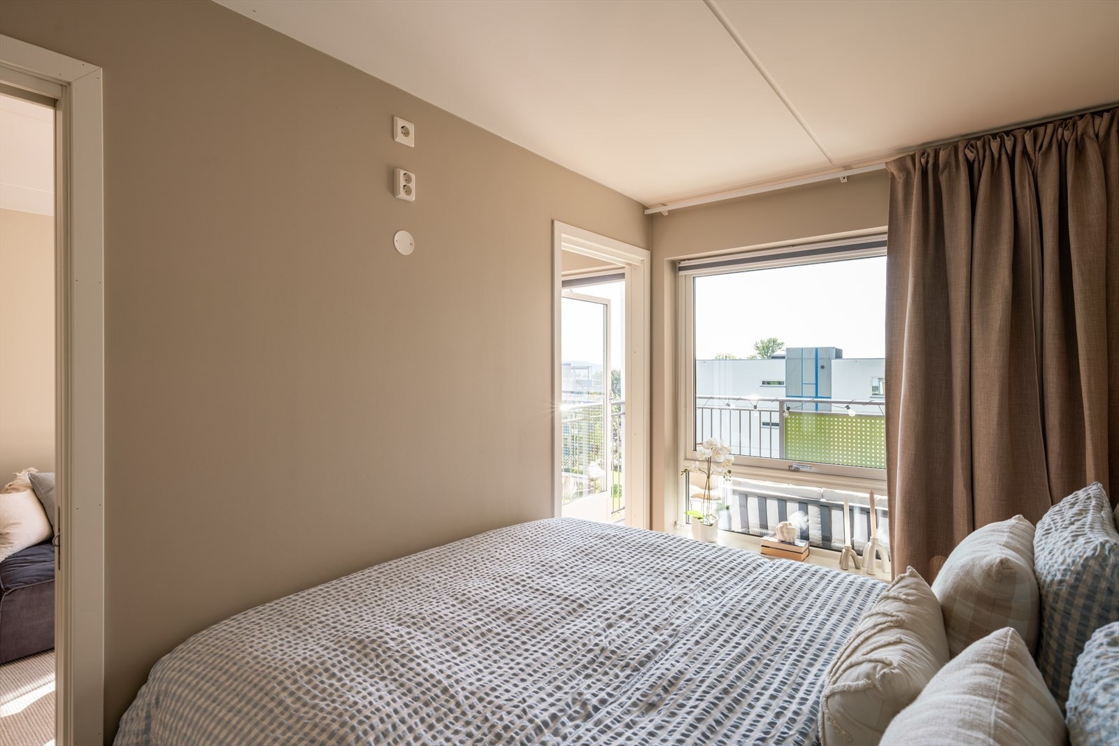 Store vinduer som slipper inn godt med naturlig lys, samt gode luftemuligheter. Galleribilde