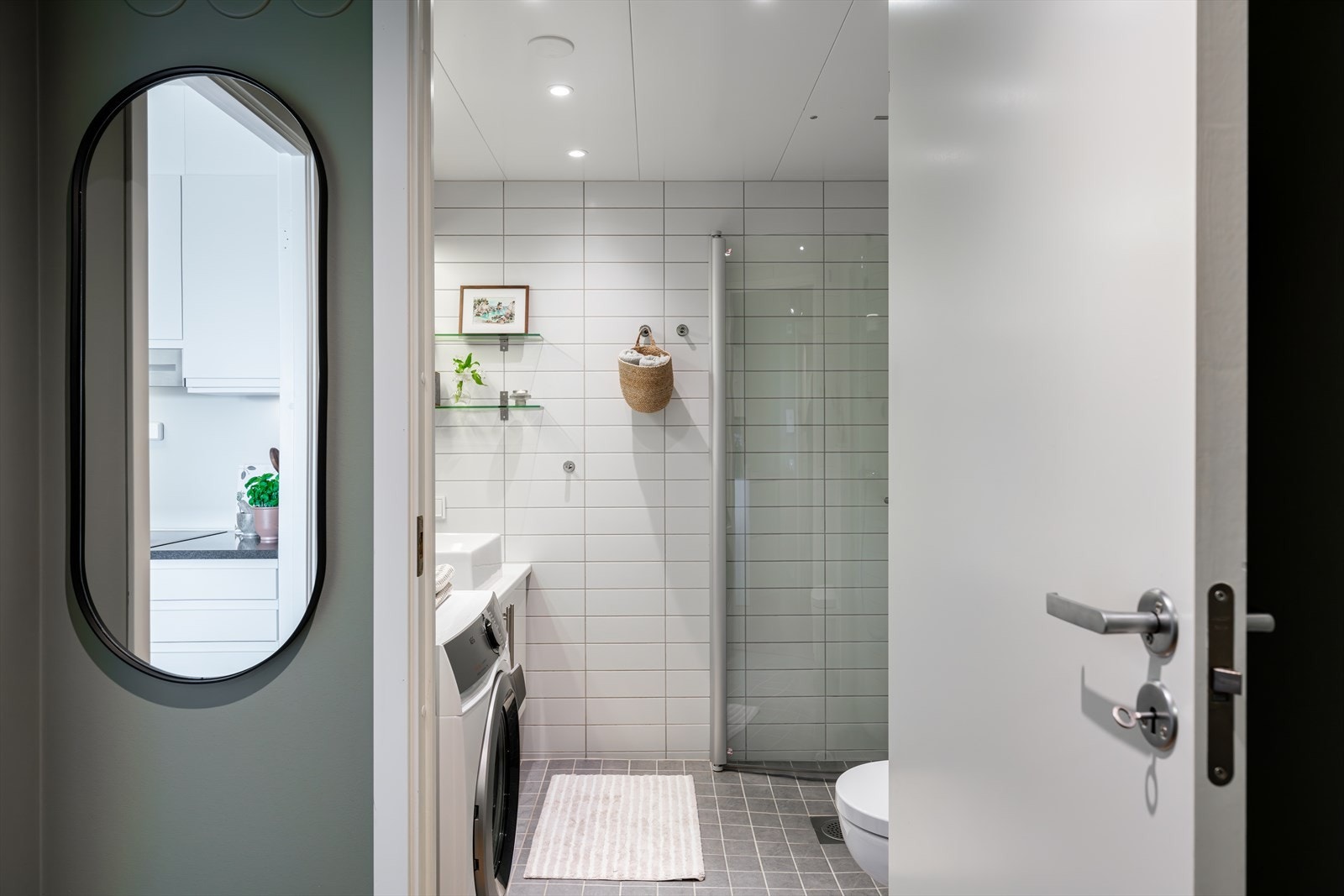 Fra entreén er det adkomst til et romslig bad med flislagt baderomskabin fra Parmarine. Dusjnisje og innfellbare dusjdører. Galleribilde