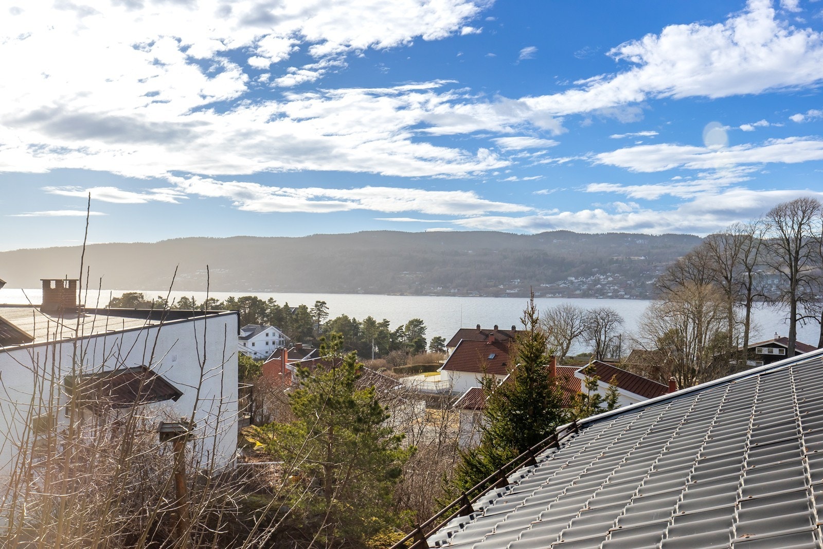 Flott utsikt fra terrassen og stuen. Galleribilde