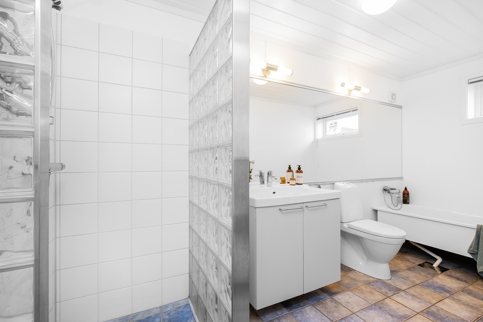 Dusjnisje i glasbyggerstein Galleribilde