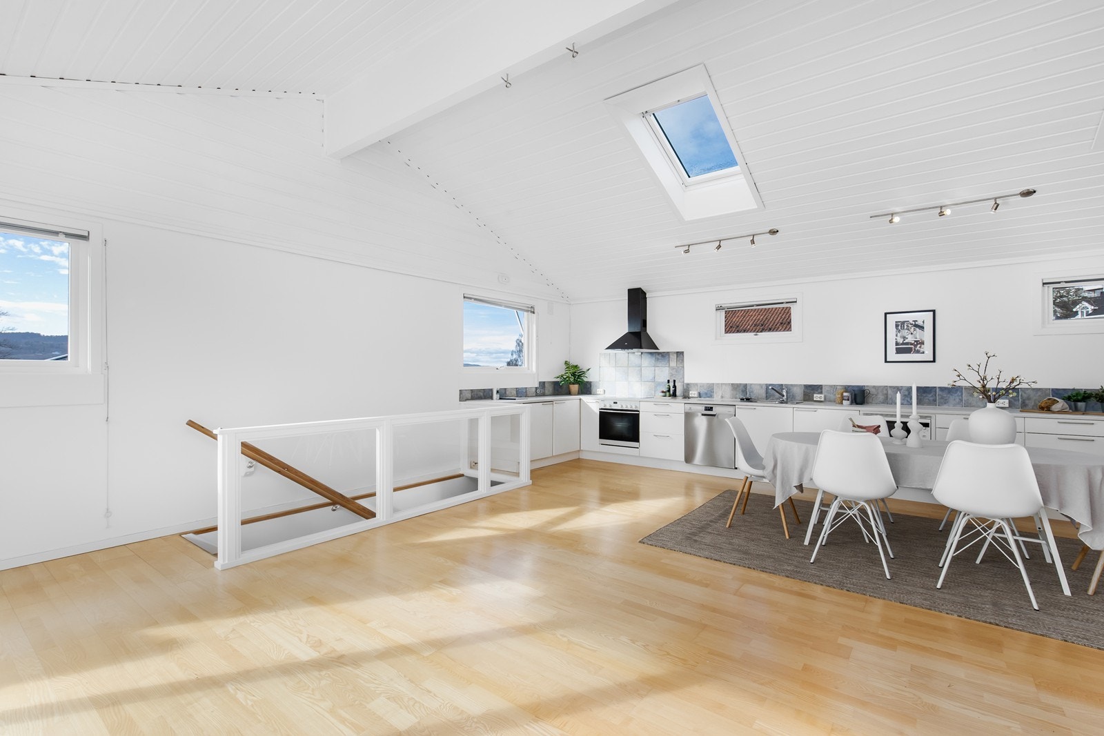 Super takhøyde og åpen stue og kjøkken løsning. Galleribilde