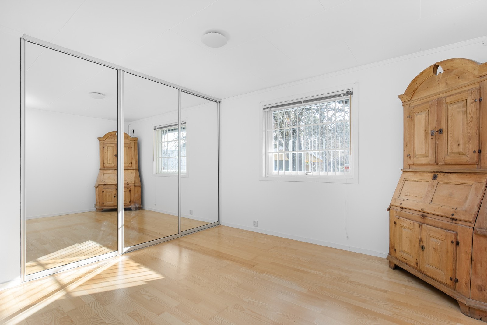 Hovedsoverom med skyvedørsgarderobe Galleribilde