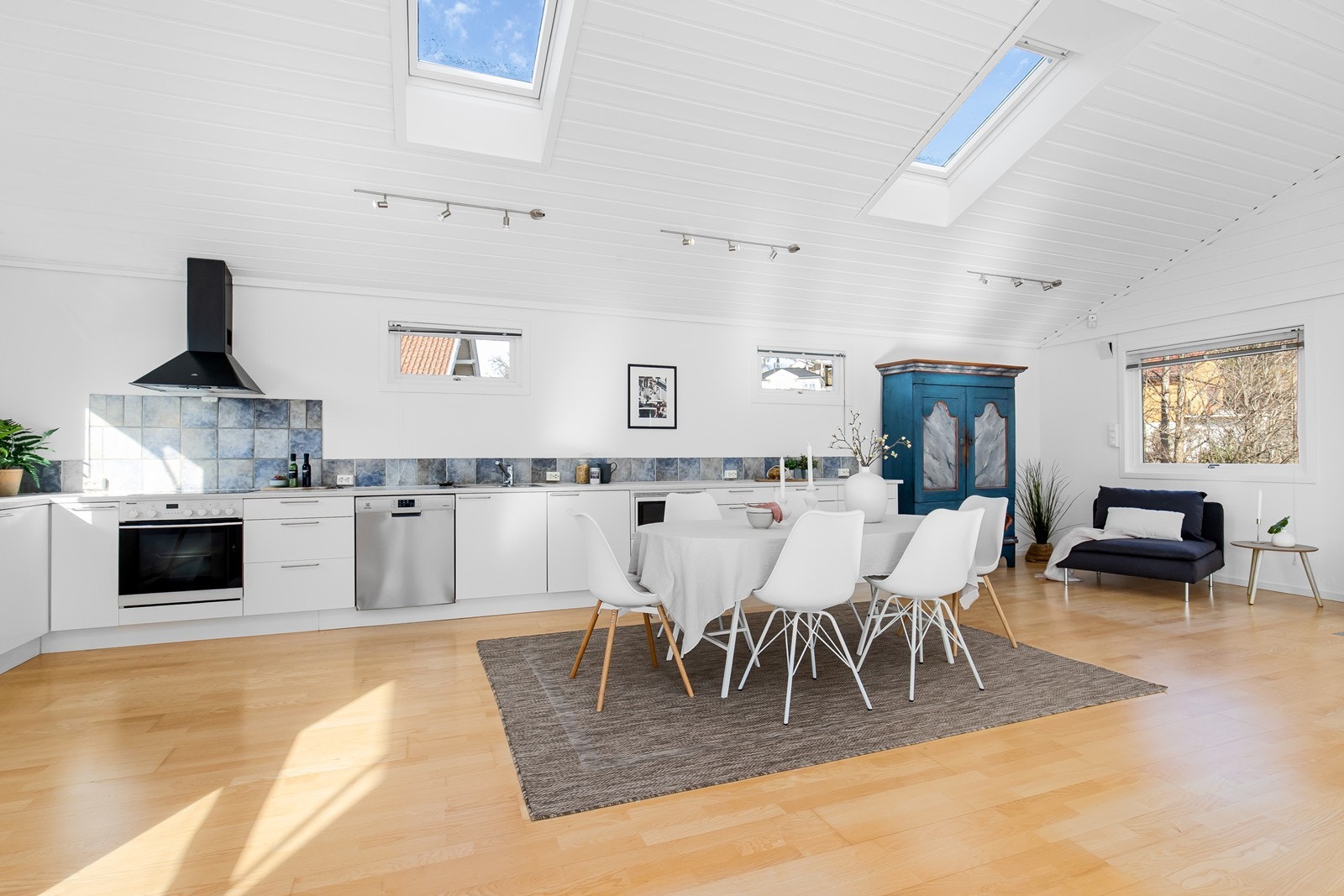 Kjøkken og stue i åpen løsning. Godt med skap og benkeplass. Galleribilde