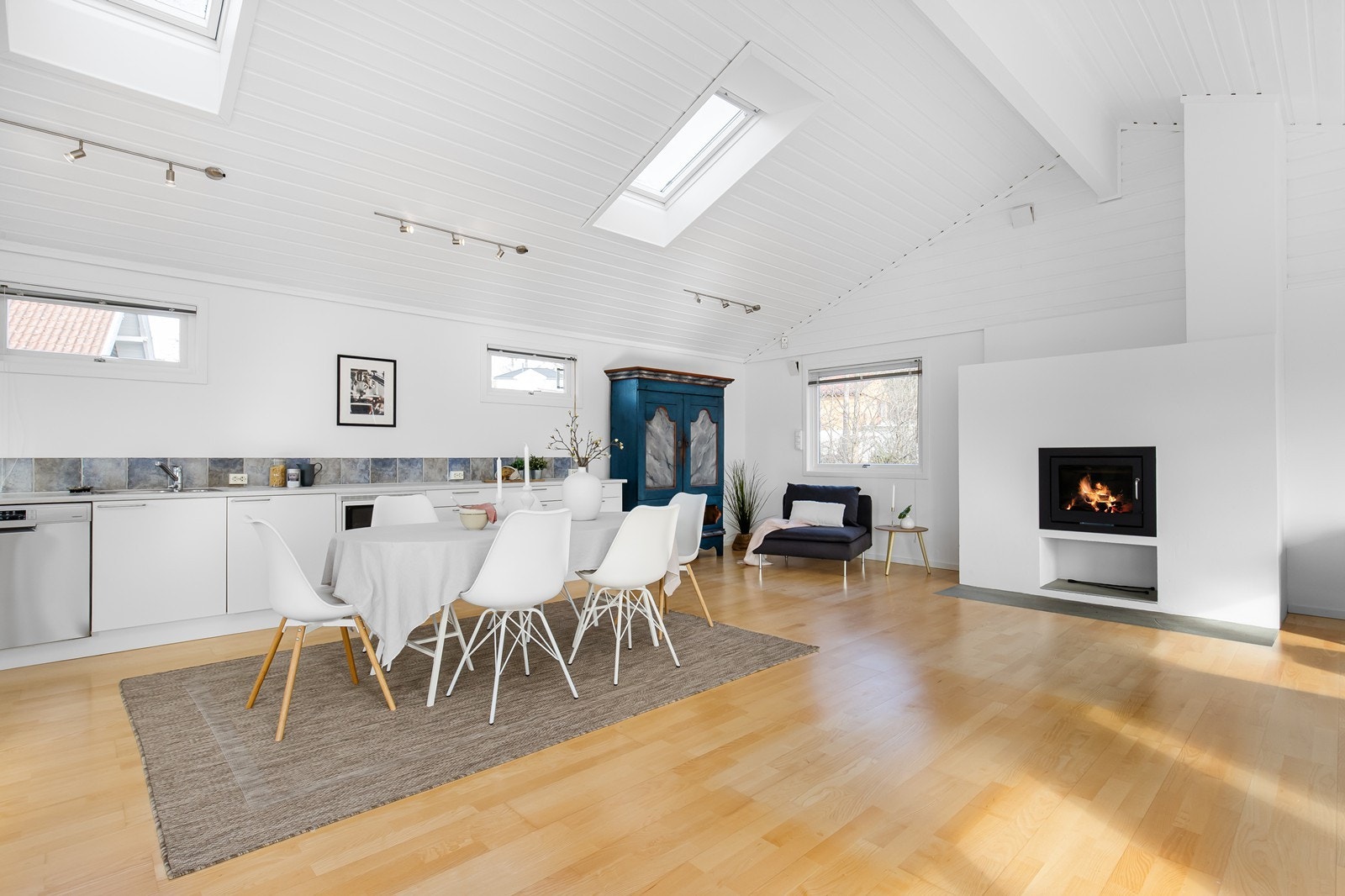 Stor stue med peis. Galleribilde