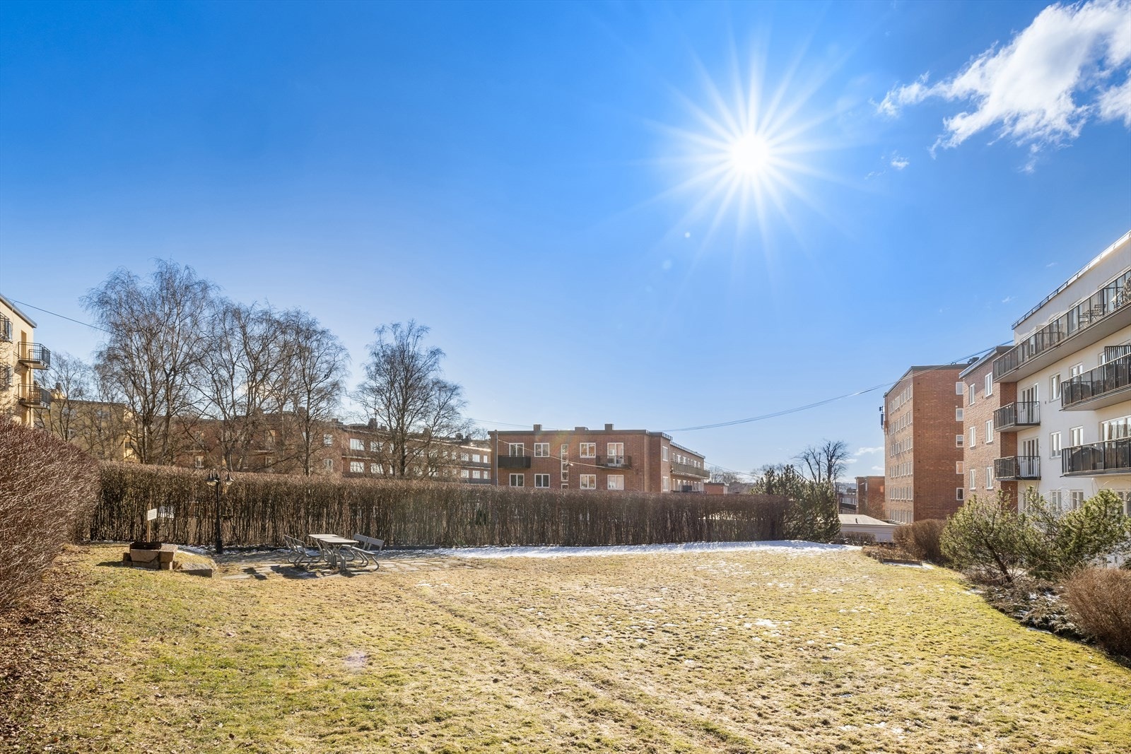 Boligen tilhører et hyggelig og veldrevet borettslag. Galleribilde