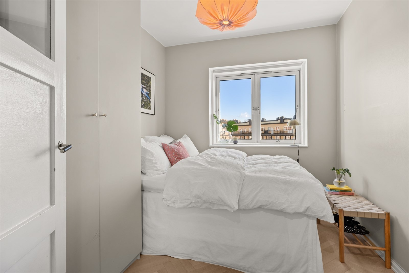 Soverommet gir god plass til både dobbeltseng, nattbord samt annet ønsket møblement. Galleribilde