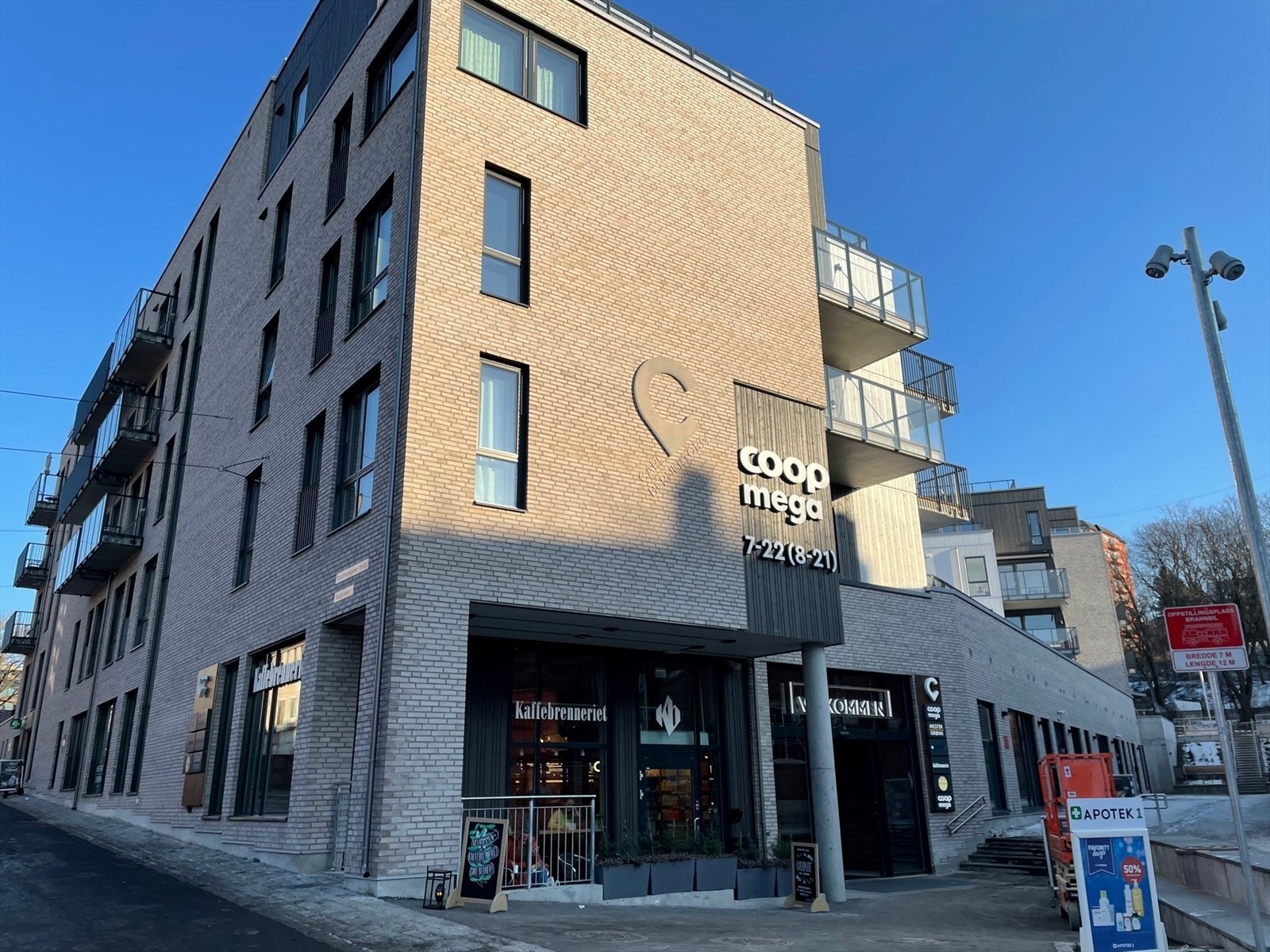 På Carl Berner er det nytt kjøpesenter med Coop Mega, Mester Grønn, apotek, Vinmonopol og Kaffebrenneriet. Her har du også 7-Eleven, Narvesen, Samson, grønnsakhandel og hyggelige småforretninger. Galleribilde