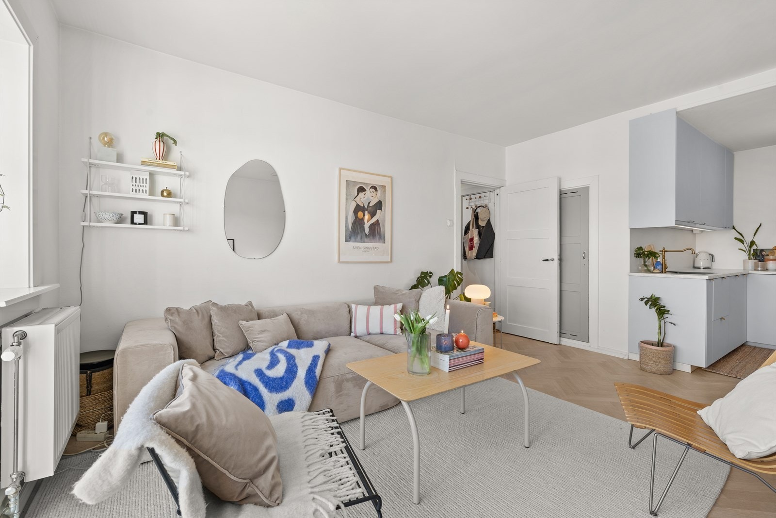 Stuen byr på god plass til å innrede med sofagruppe, salongbord og TV-møblement. Galleribilde