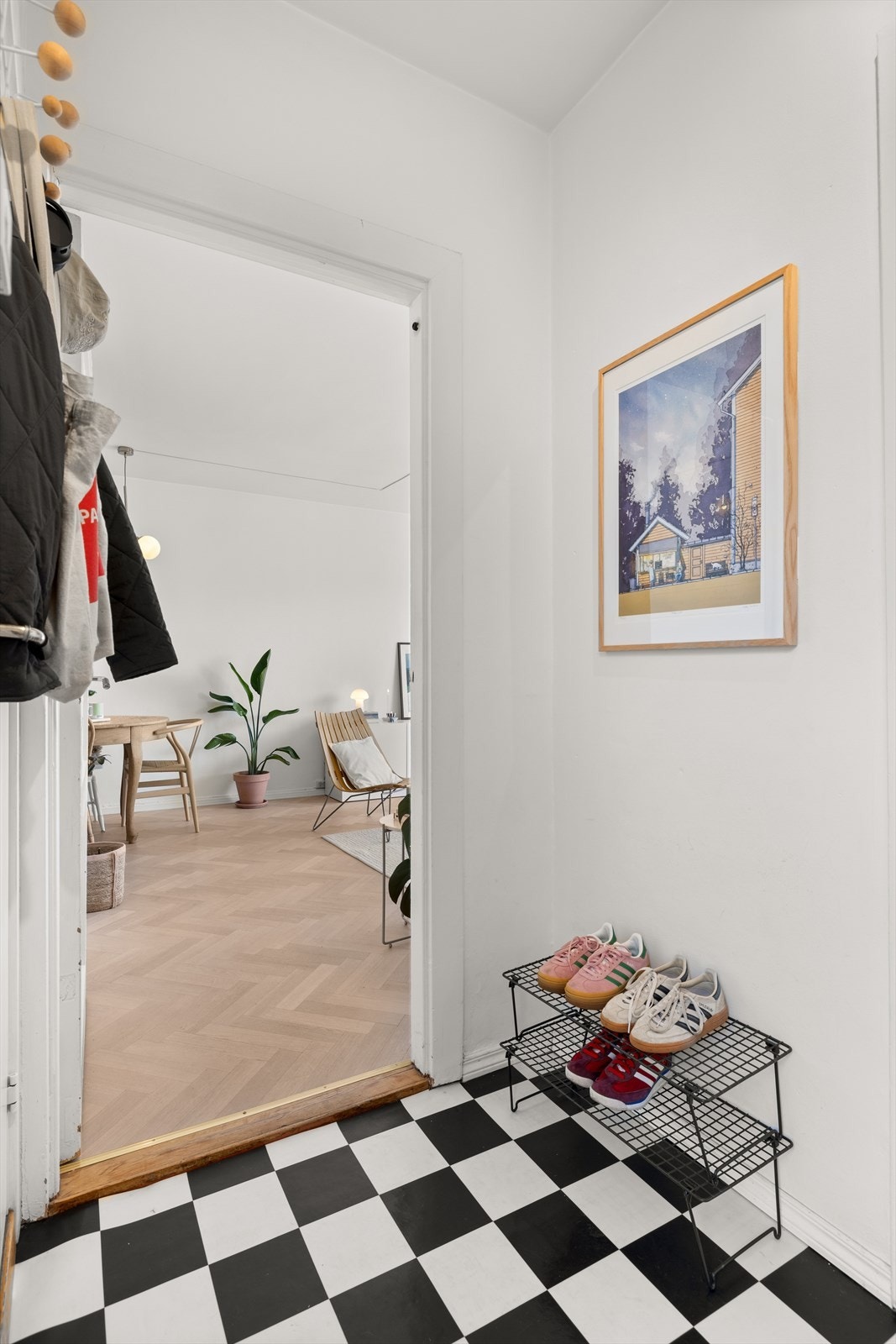 Entréen er romslig med plass til yttertøy og sko. Galleribilde