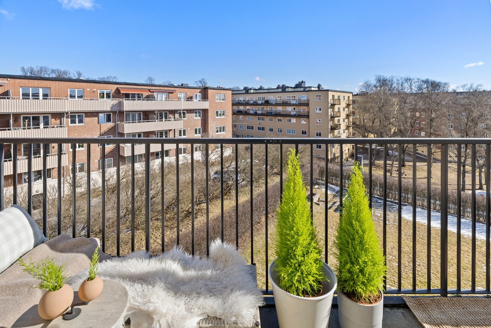 Balkongen som vender mot øst og sør, gir en perfekt plass for avslapning, samtidig som den utvider stuen. Galleribilde