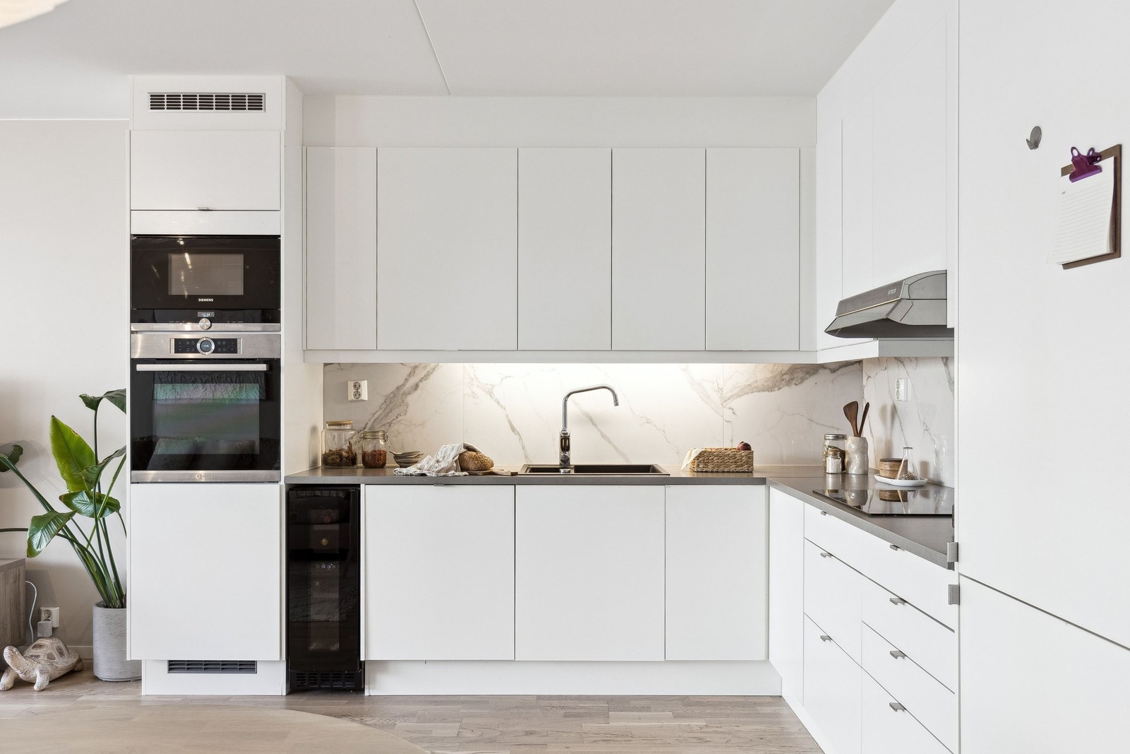 Kjøkkenet er oppgradert med integrert stekeovn, mikrobølgeovn og vinskap. I tillegg er det integrert platetopp, oppvaskmaskin samt kjøle- og fryseskap. Galleribilde