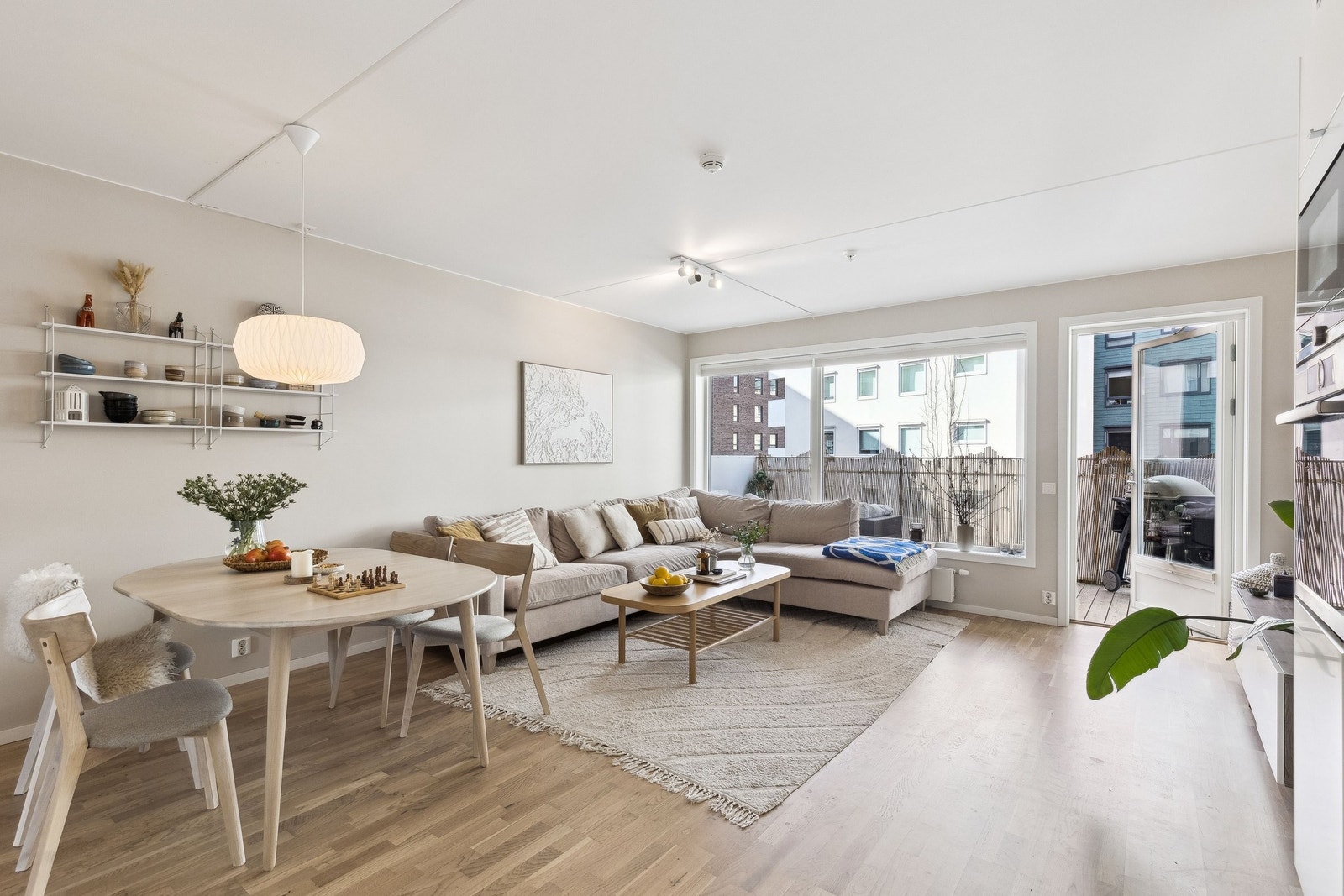 Stuen er lys, romslig og har god plass til sofa og spisegruppe. Galleribilde