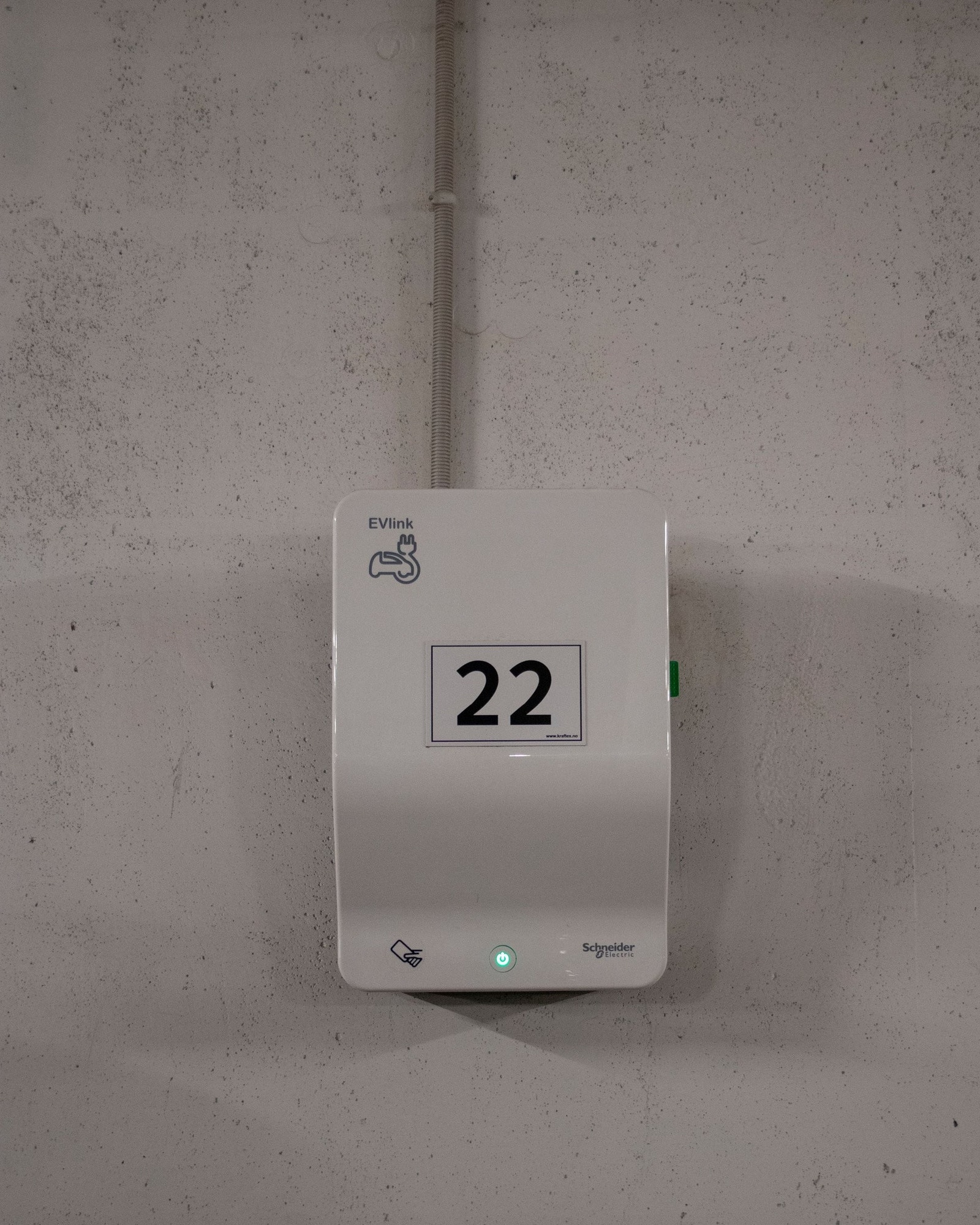 Garasjeplassen er utstyrt med ladestasjon for elbil. Galleribilde