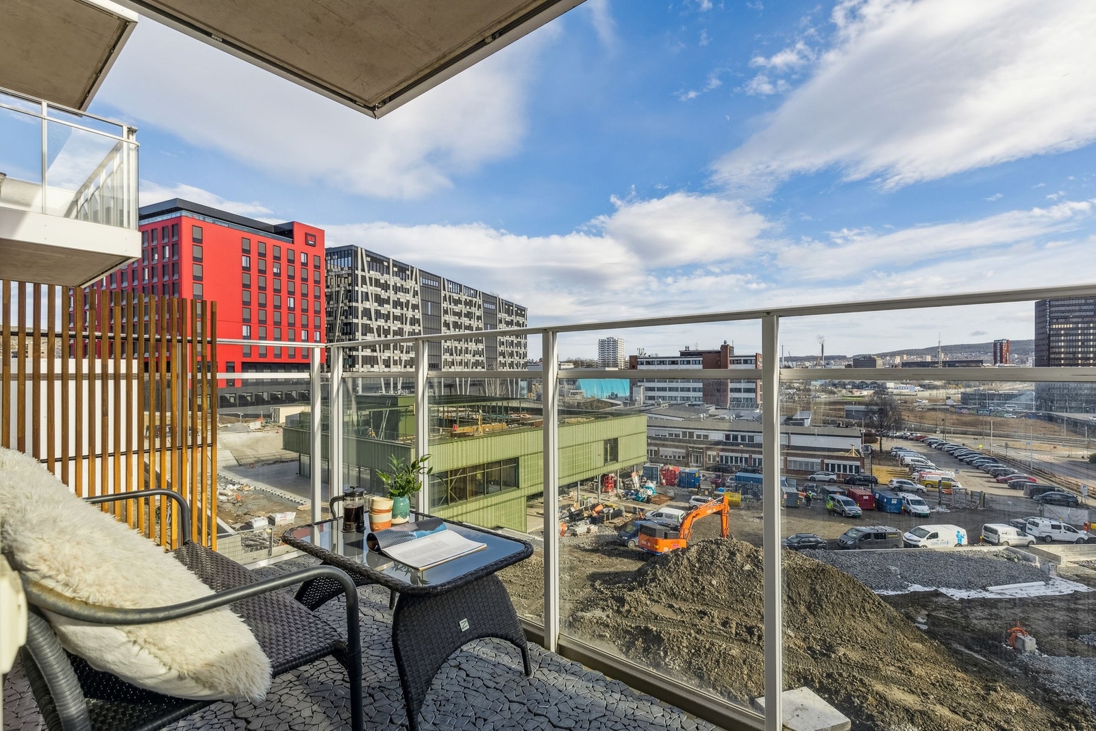 Fra hovedsoverommet er det adkomst til balkong med morgen- og formiddagssol. Utsikten vender mot Løren aktivitetspark, som ferdigstilles våren 2025 Galleribilde