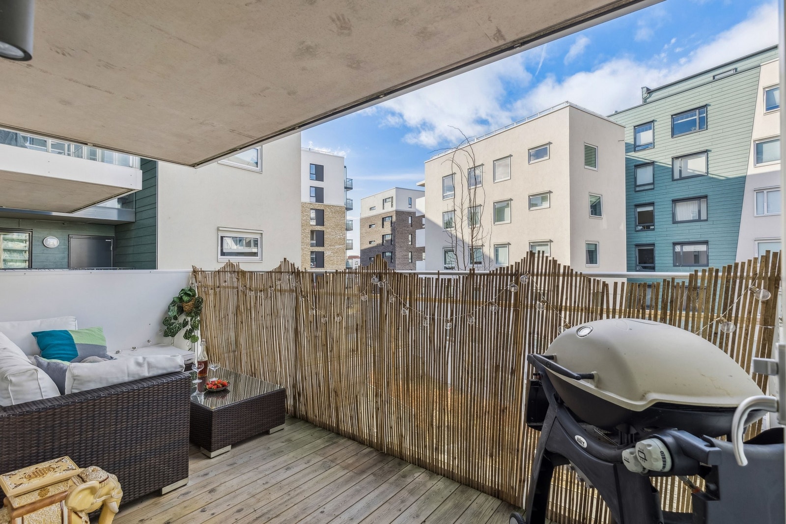 Balkongen er på ca. 10 kvm, med god plass til utemøbler og grill. Galleribilde