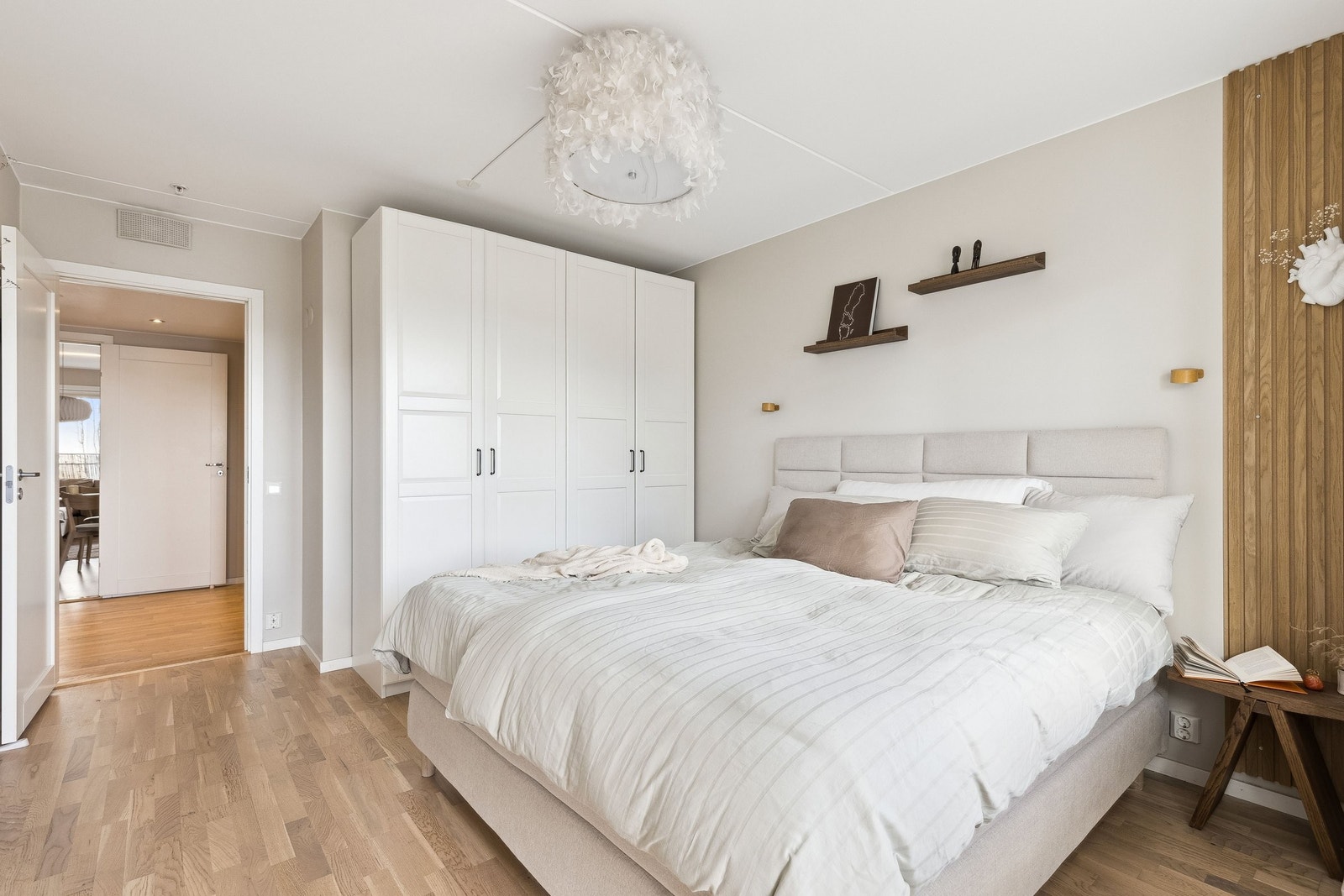 Hovedsoverommet har stort garderobeskap for oppbevaring. Galleribilde