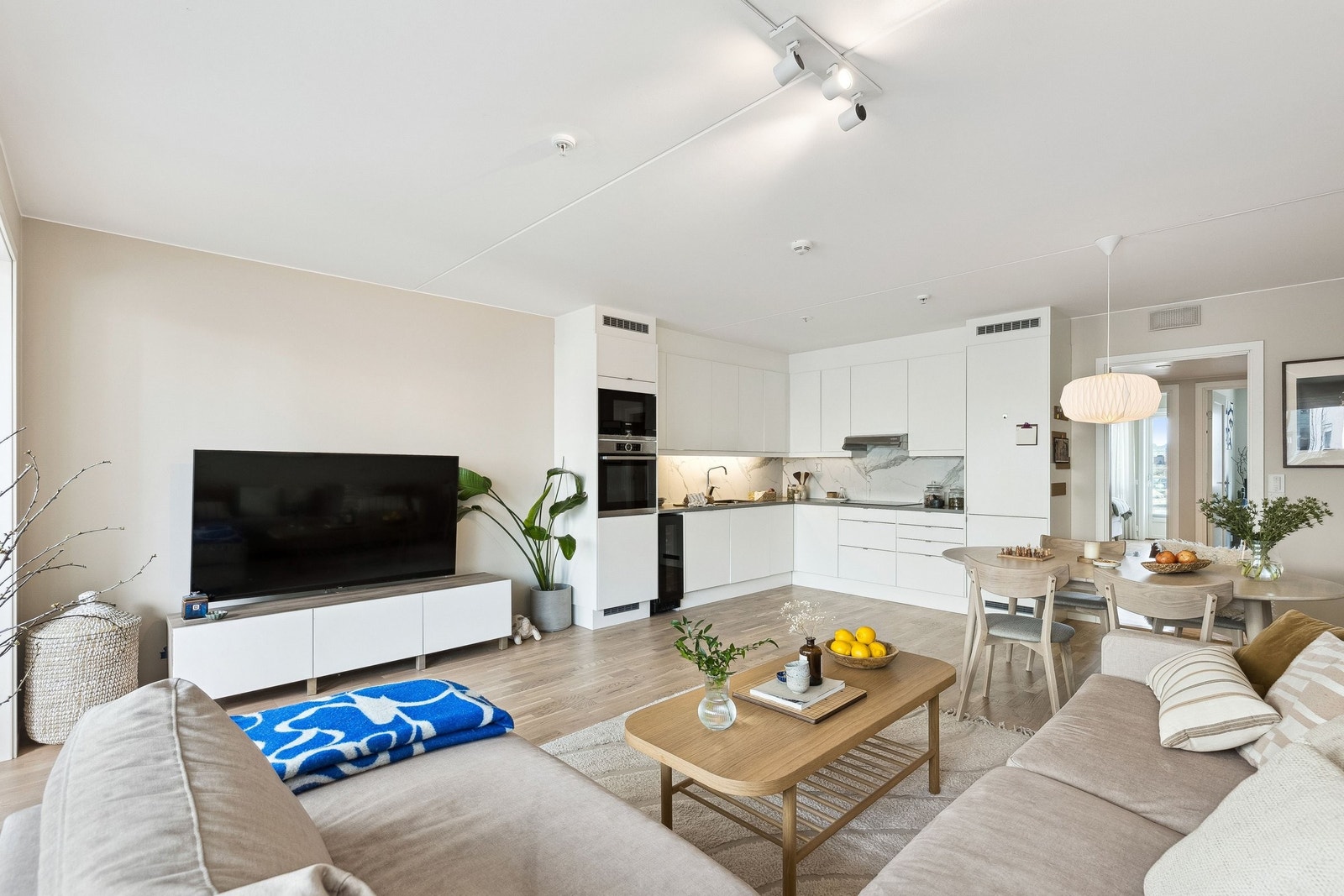 Åpen stue- og kjøkkenløsning som gir et sosialt allrom. Galleribilde