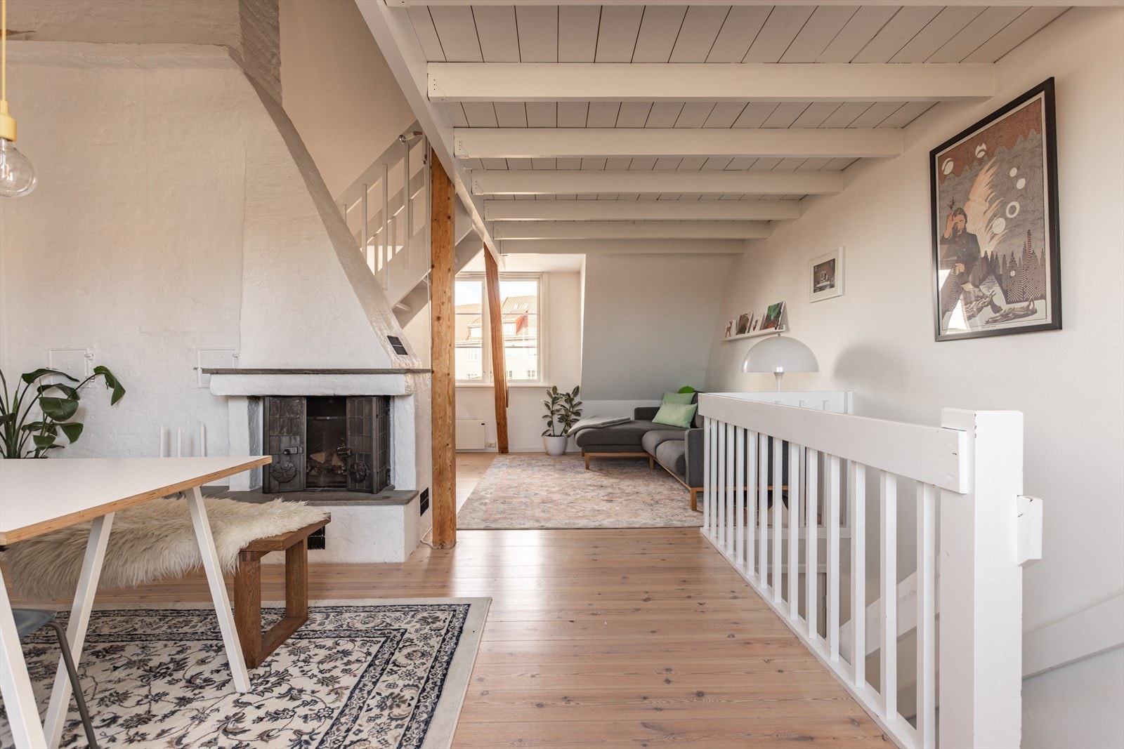 Stuen har en lun og stemningsfull peisovn som varmer godt på kaldere dager. Galleribilde