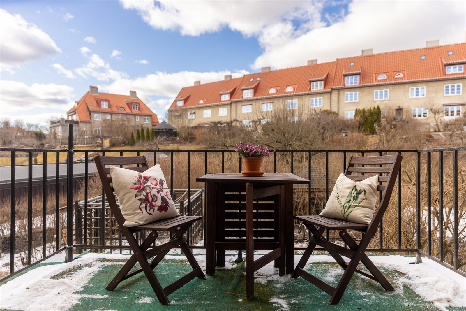 I tillegg har man en felles balkong med kveldssol med utgang fra oppgangen. Galleribilde