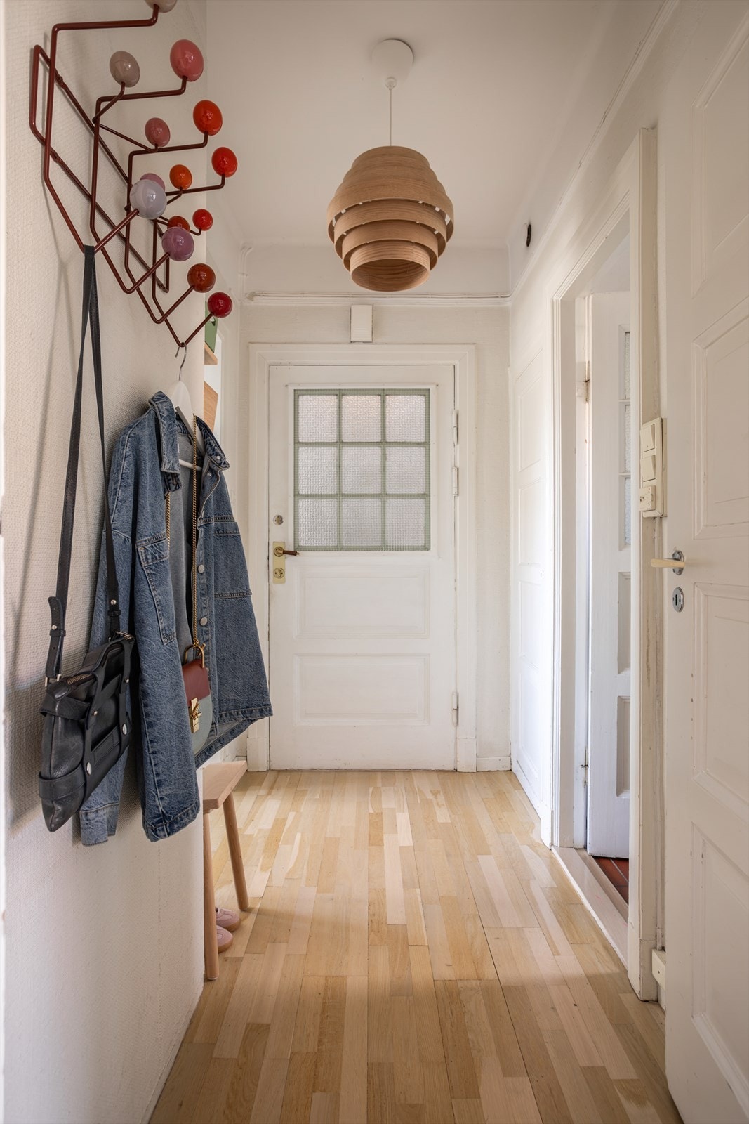 Entréen har plass til oppbevaring av sko og yttertøy. Galleribilde