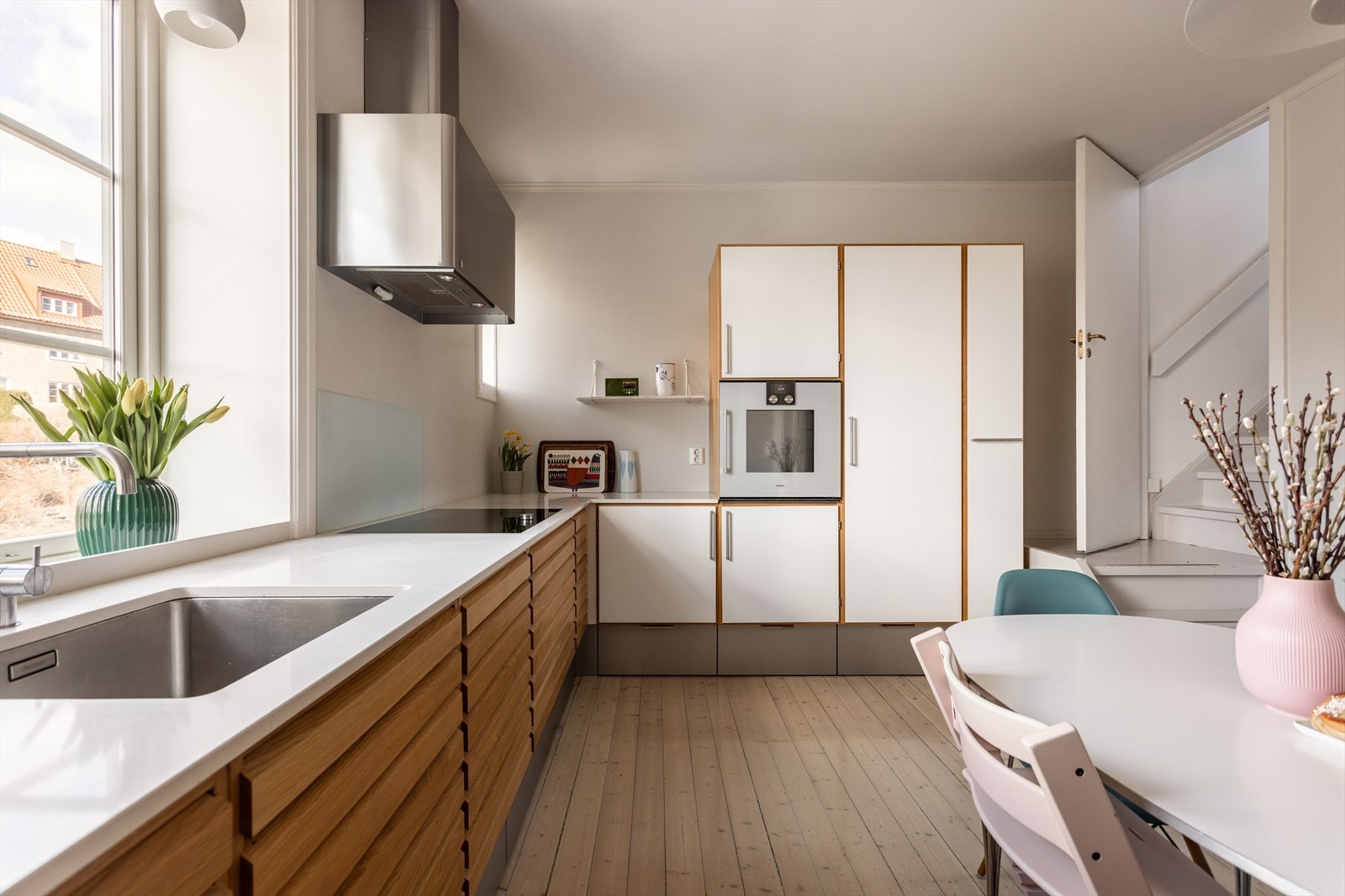 Innredningen består Silestone benkeplate, ventilator vifte og underlimt kum. Videre er det integrert komfyr, induksjon platetopp, oppvaskmaskin og kjøleskap. Galleribilde