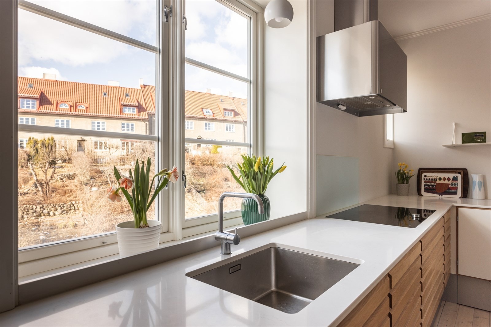 Fra kjøkkenvinduet har man hyggelig utsyn. Vinduene i 2. etasje ble byttet i 2018. Galleribilde