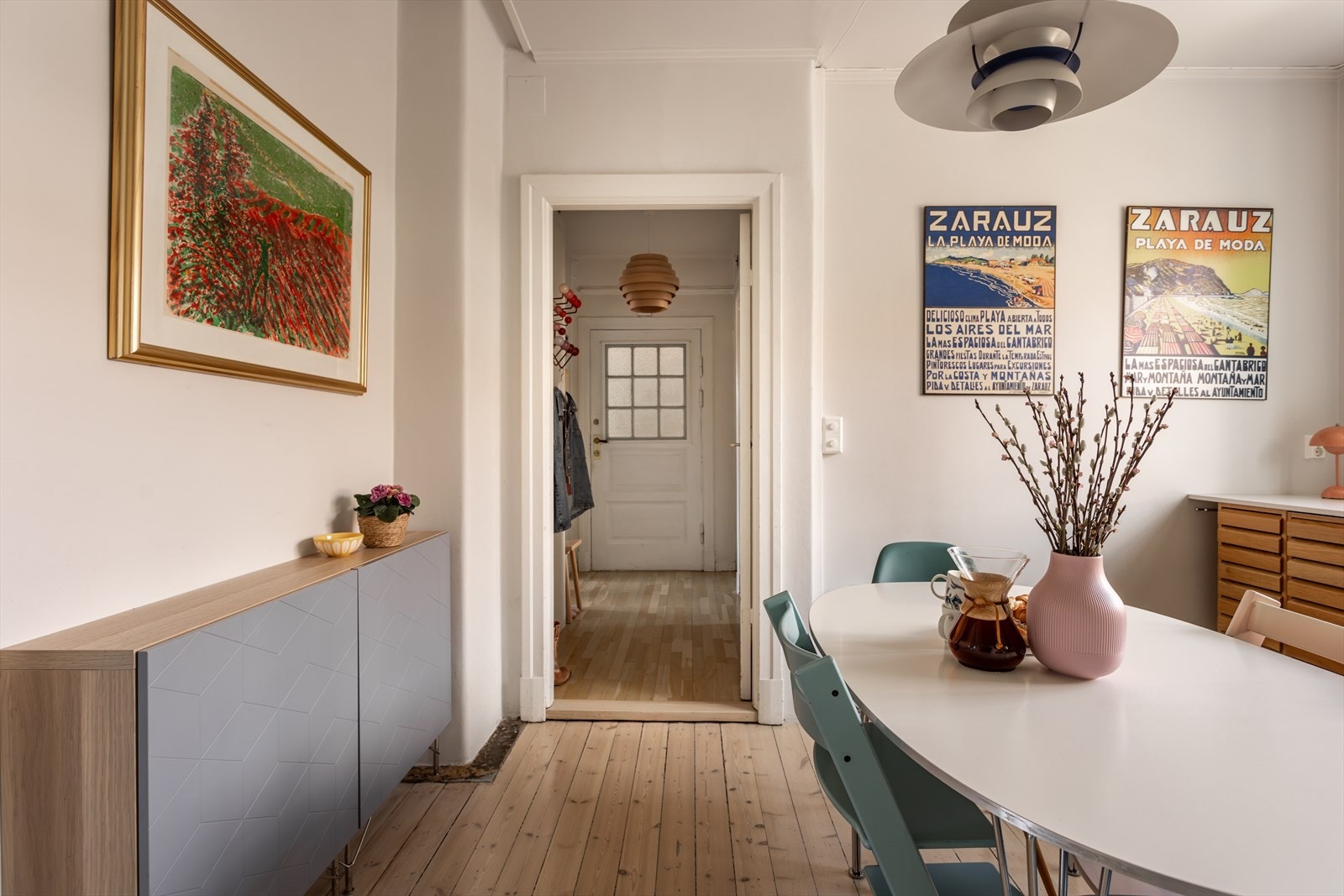 I samme etasje finner man to soverom, baderom og entré. Galleribilde