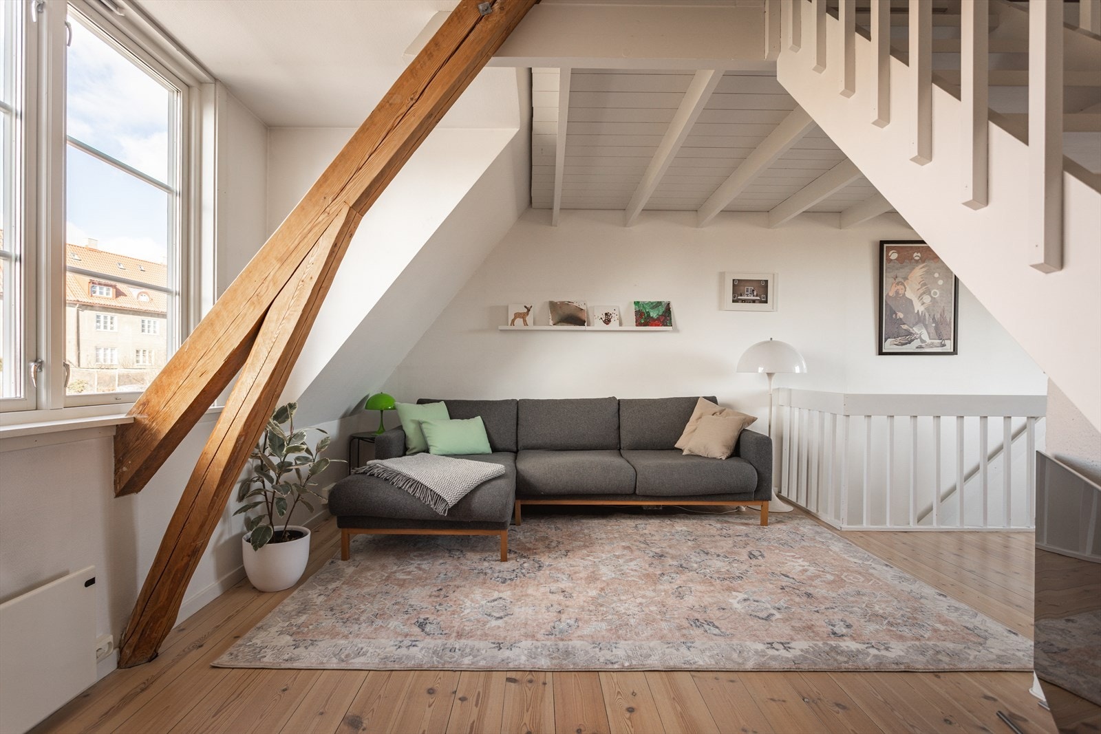 Det er god plass til både sofaseksjon og spisebord i stuen. Galleribilde